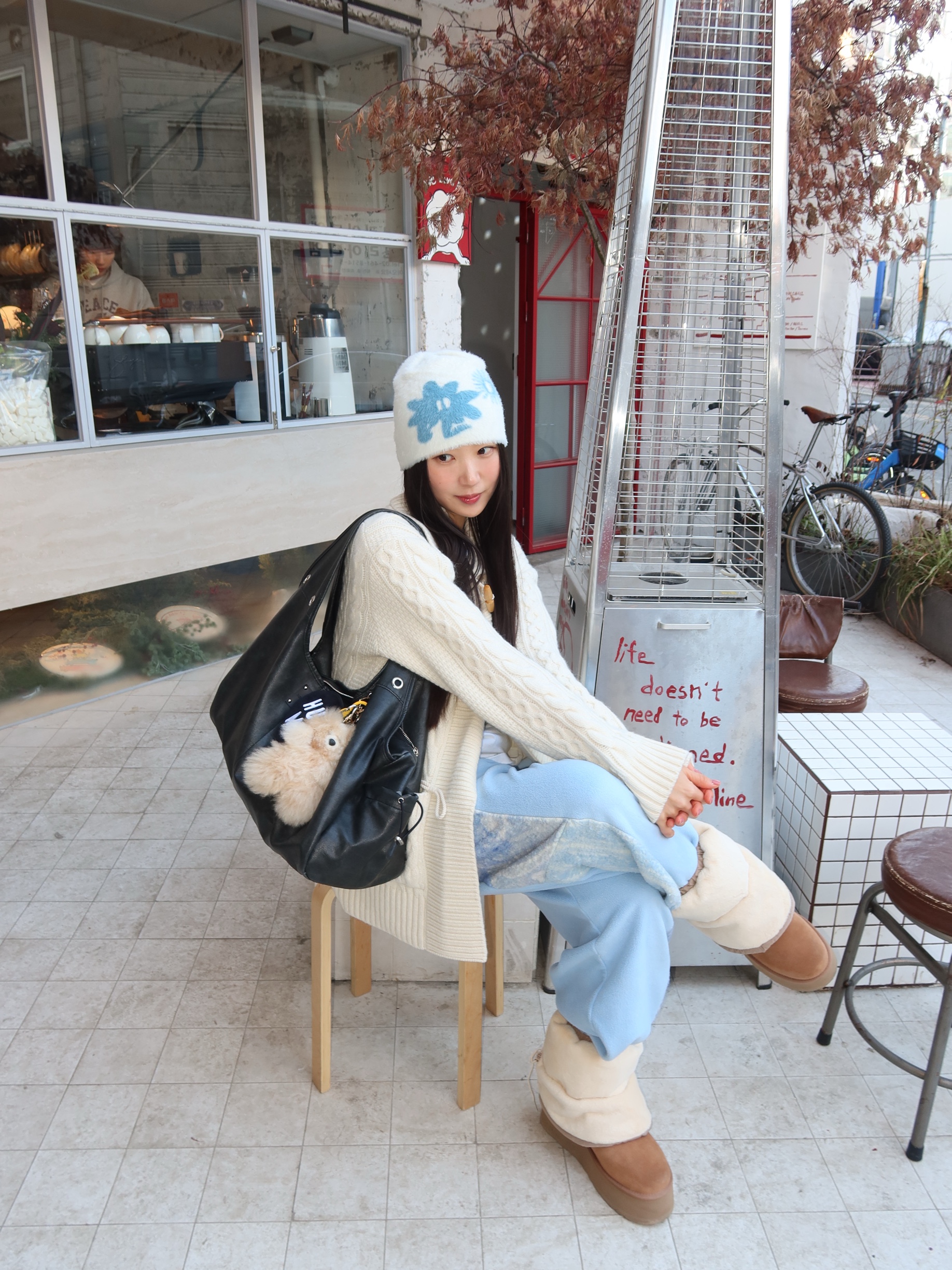 (W) UGG Classic Mini Dipper Puffer Amphora Chestnut, Human Made Heart Pass Holder Black 착용 스타일