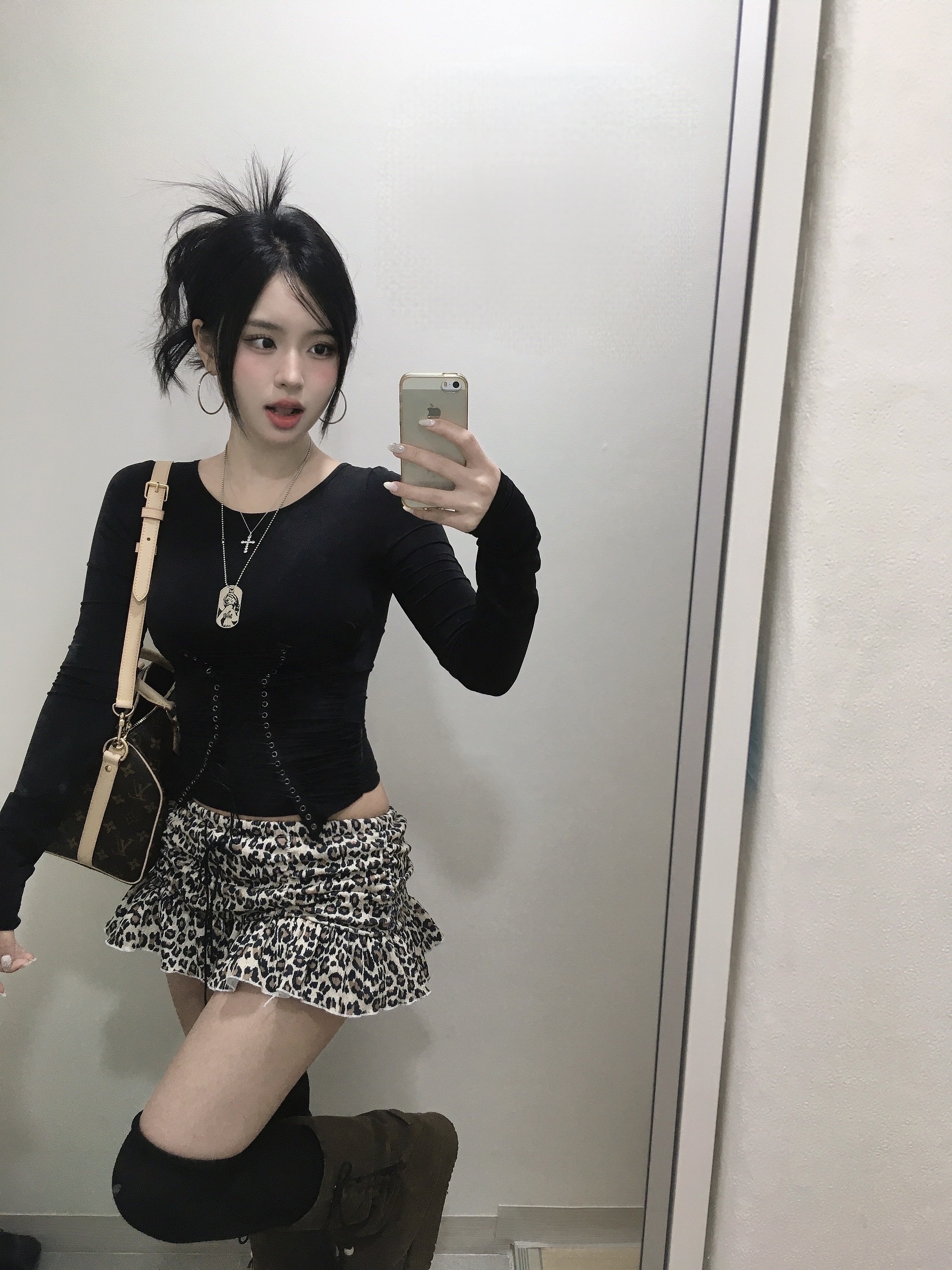 Hysteric Glamour Guitar Girl Ball Chain Necklace Silver, NUMBERING #3729 Round Brilliant Gradient Cross Necklace White 착용 스타일
