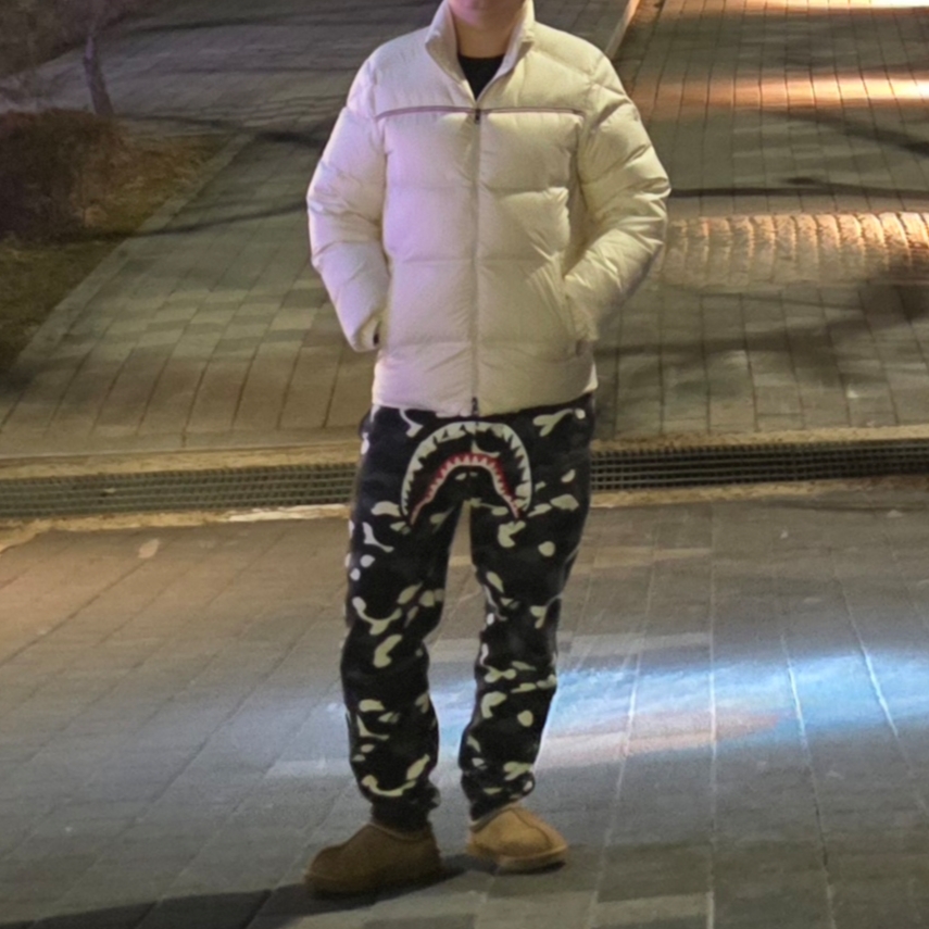 Moncler Bouvaque Padding Jumper White - 25FW, BAPE City Camo Shark Relaxed Fit Sweatpants Black 착용 스타일