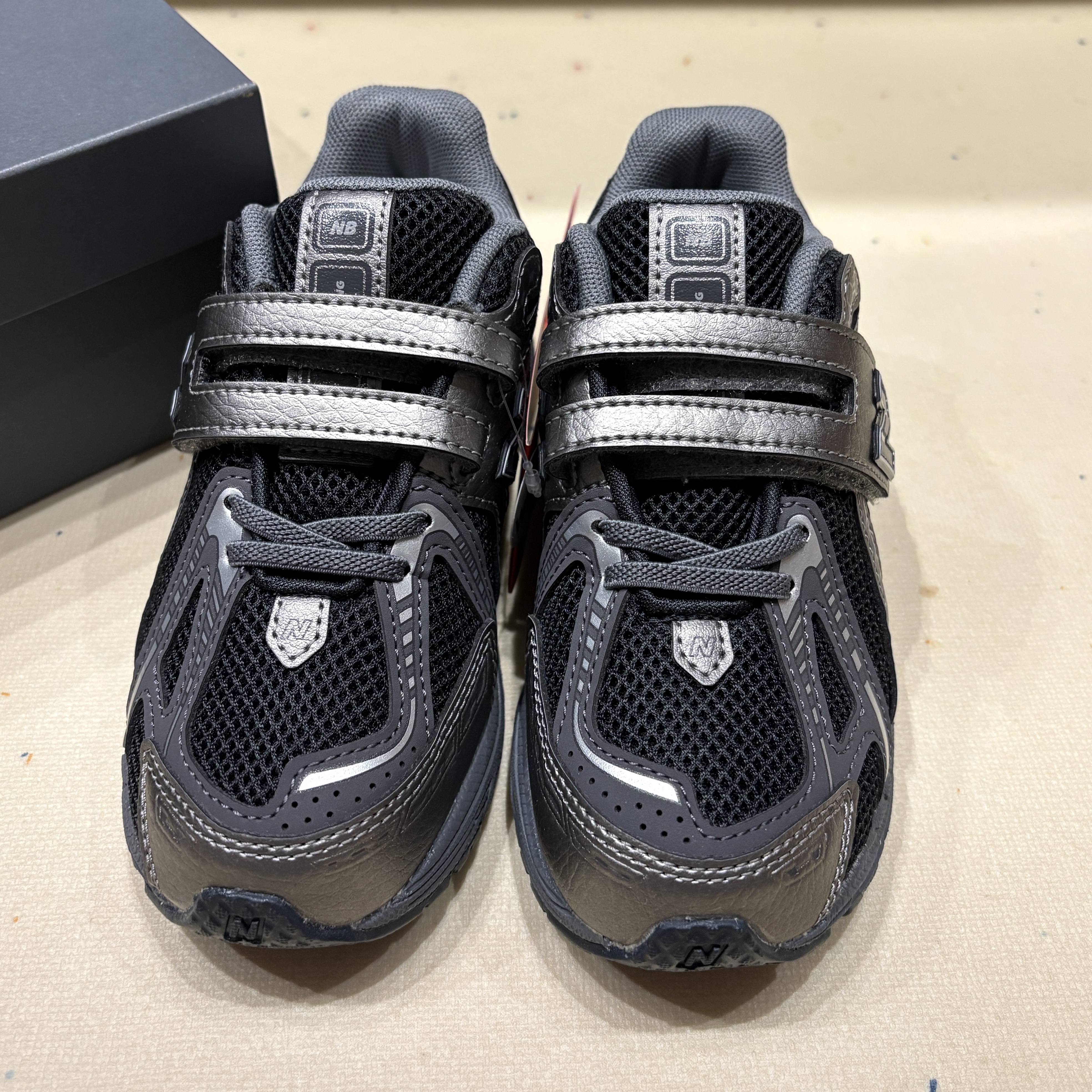 (PS) New Balance 1906 Hook and Loop Phantom Silver Metalic 착용 스타일 - 3