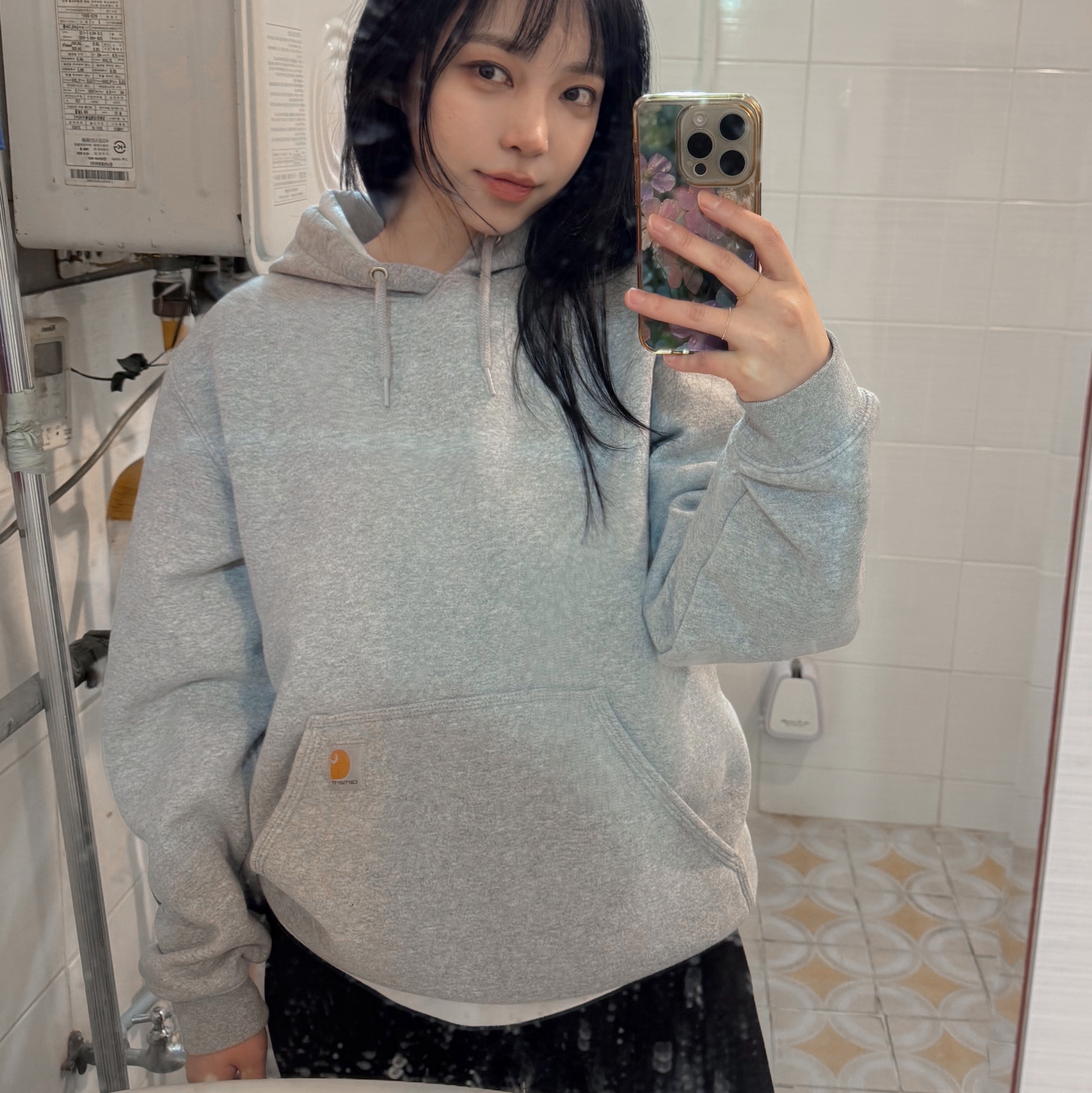 Carhartt Loose Fit Midweight Regular Logo Sleeve Graphic Hoodie Heather Grey Black 착용 스타일