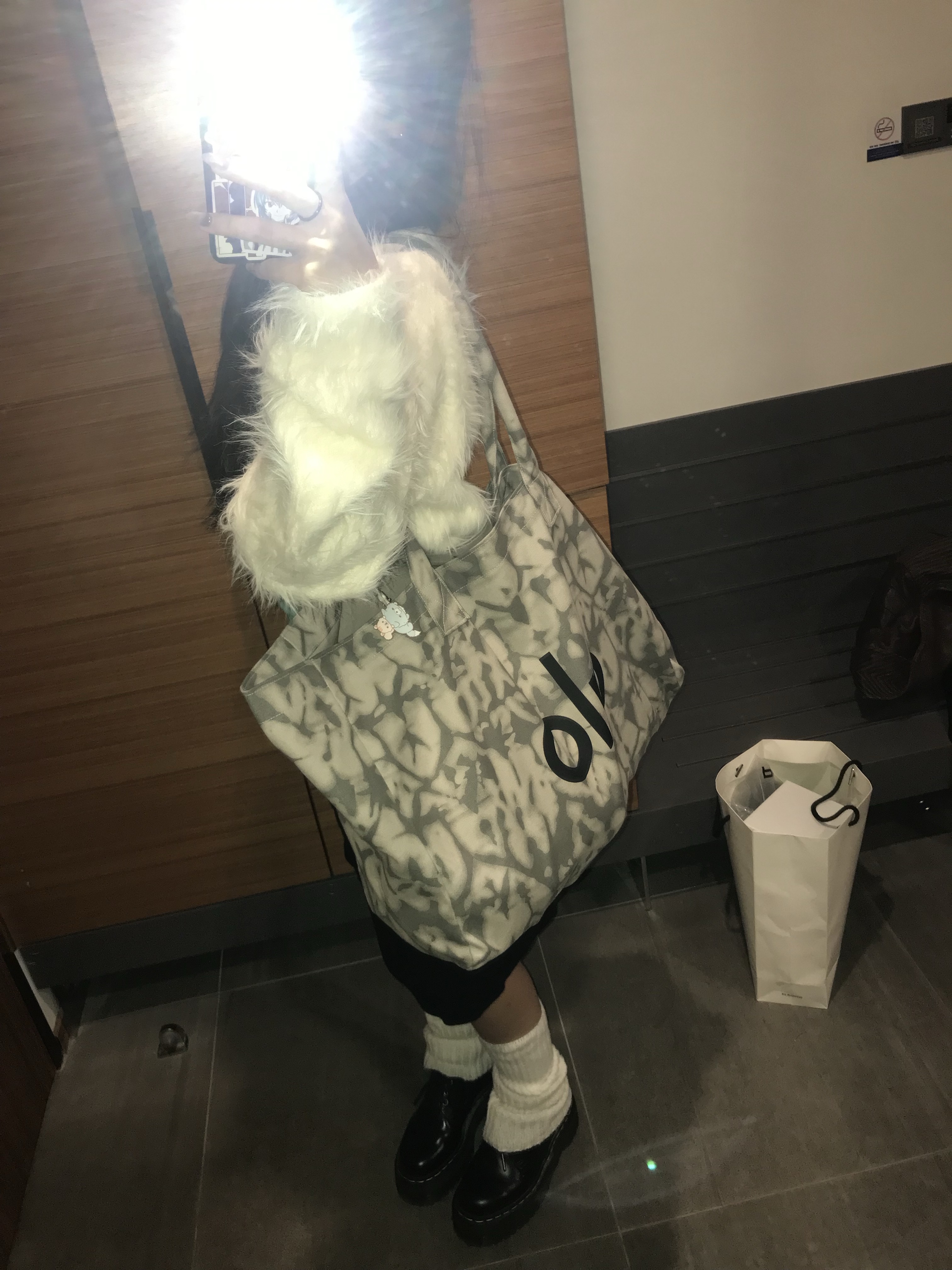 Alo Yoga Iconic Shopper Tote Bag Grey Tiedye 착용 스타일 - 2