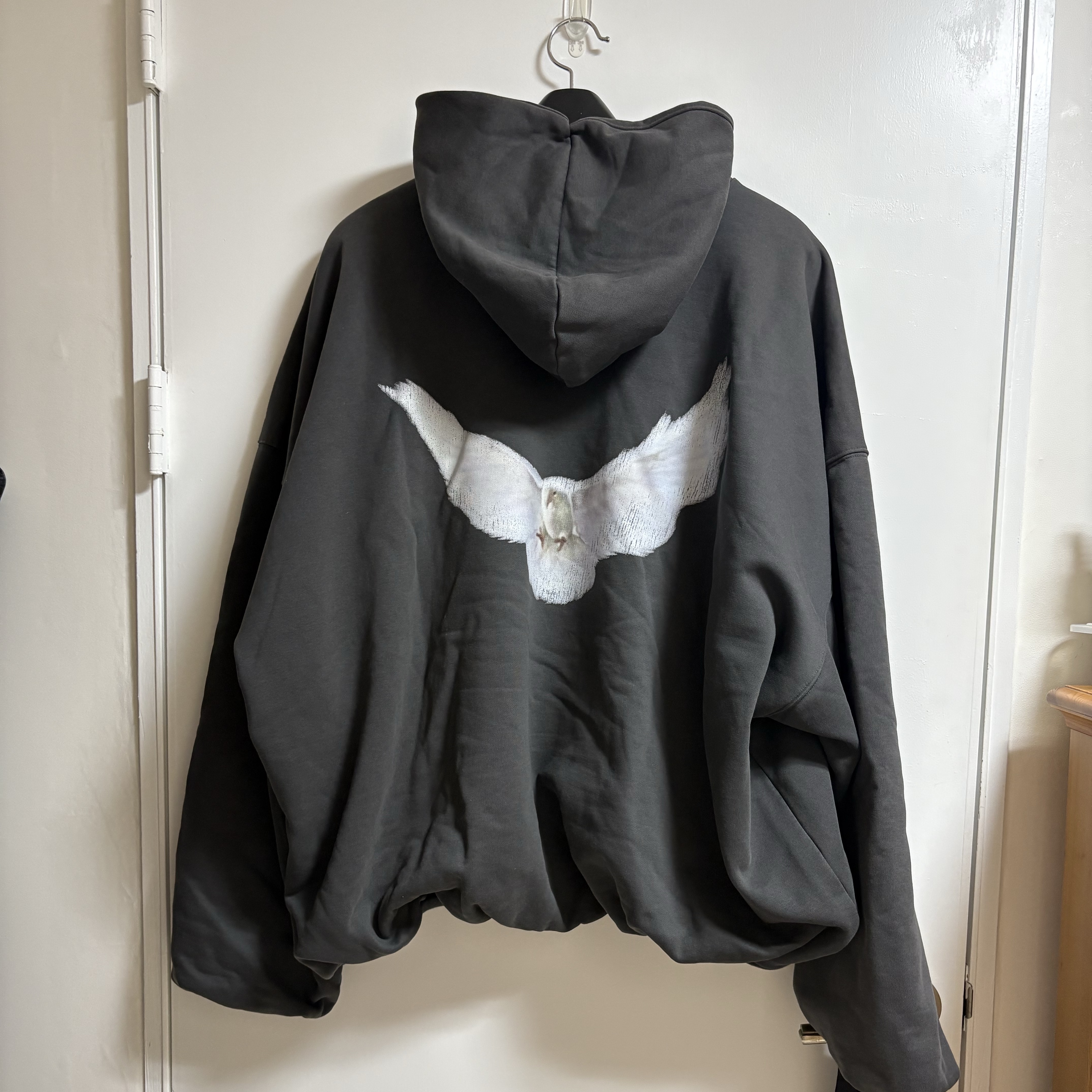 Yeezy Gap Engineered By Balenciaga Dove Hoodie Black 착용 스타일