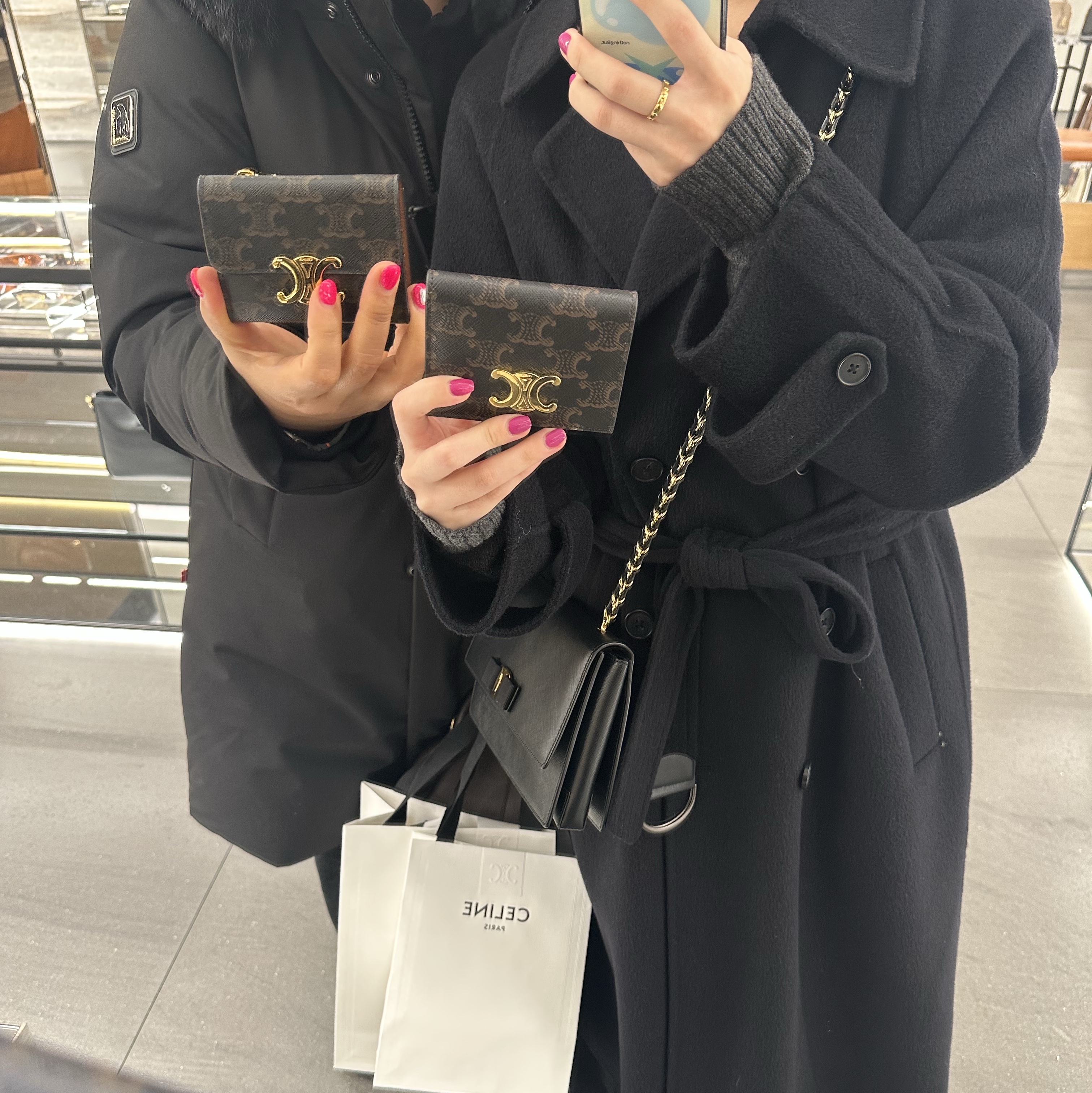 Celine Bi-Fold Card Holder in Triomphe Canvas Tan 착용 스타일 - 1