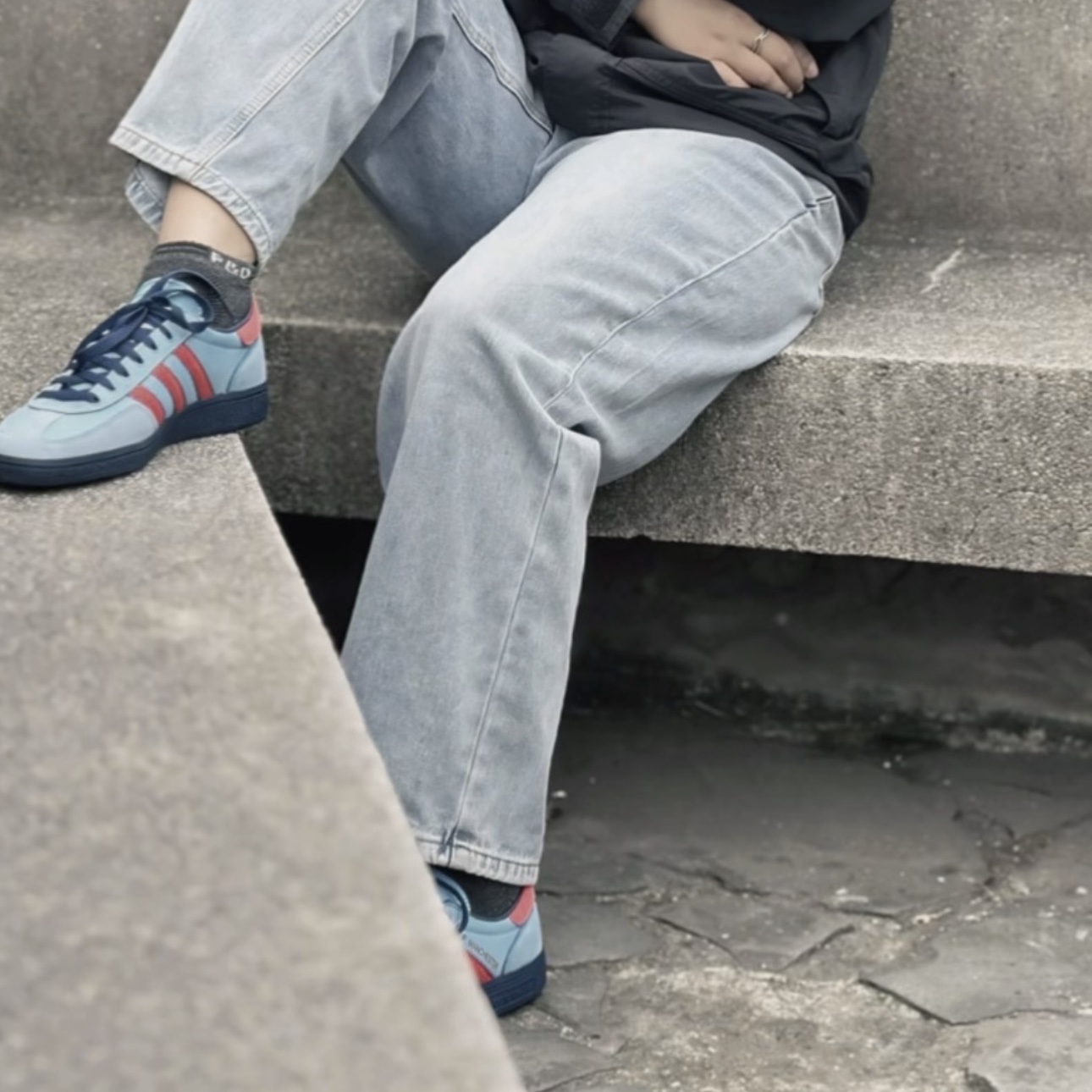 Adidas x C.P. Company Manchester Spezial Light Blue Bright Red 착용 스타일 - 2
