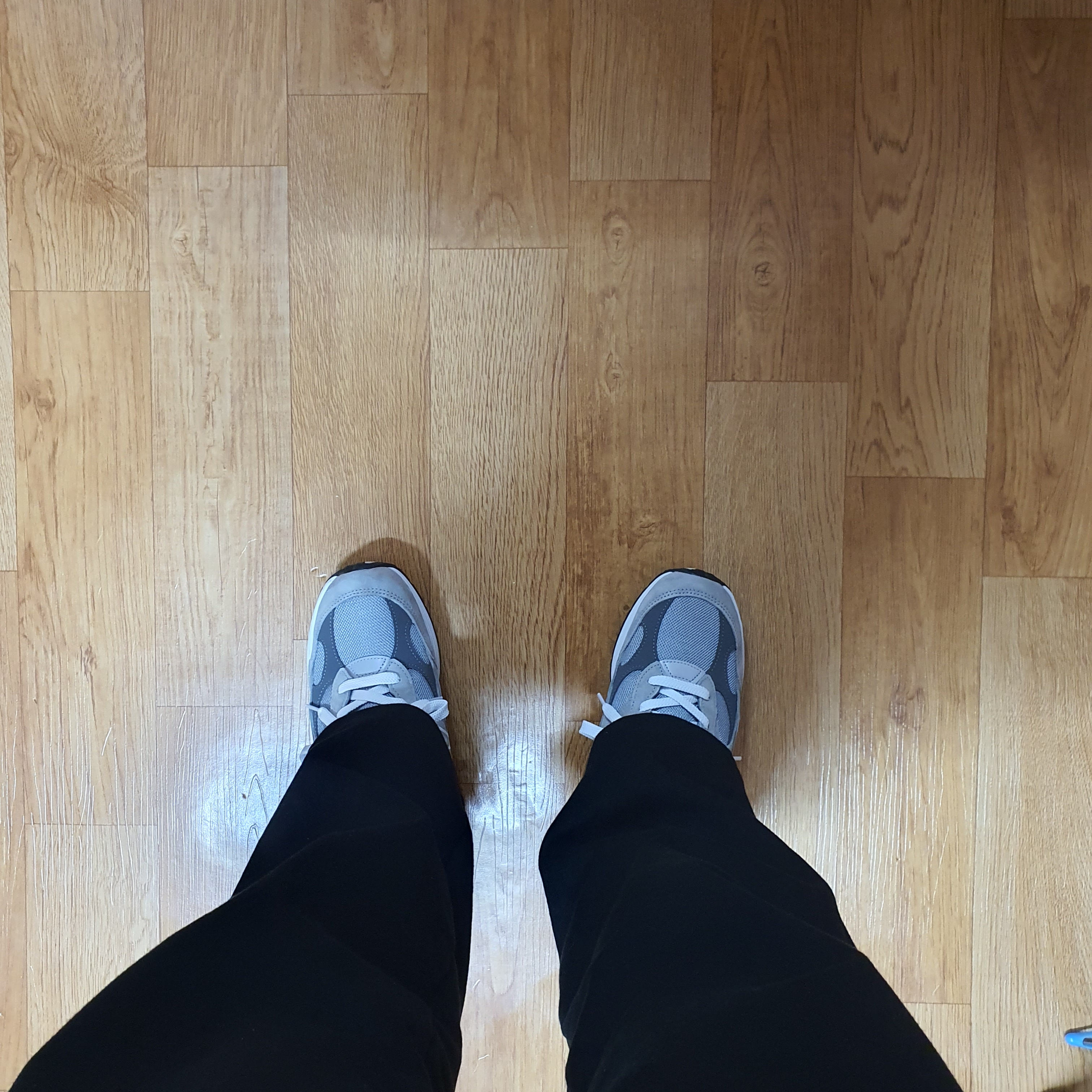 New Balance 992 Made in USA Core Grey Silver Metallic 착용 스타일 - 3
