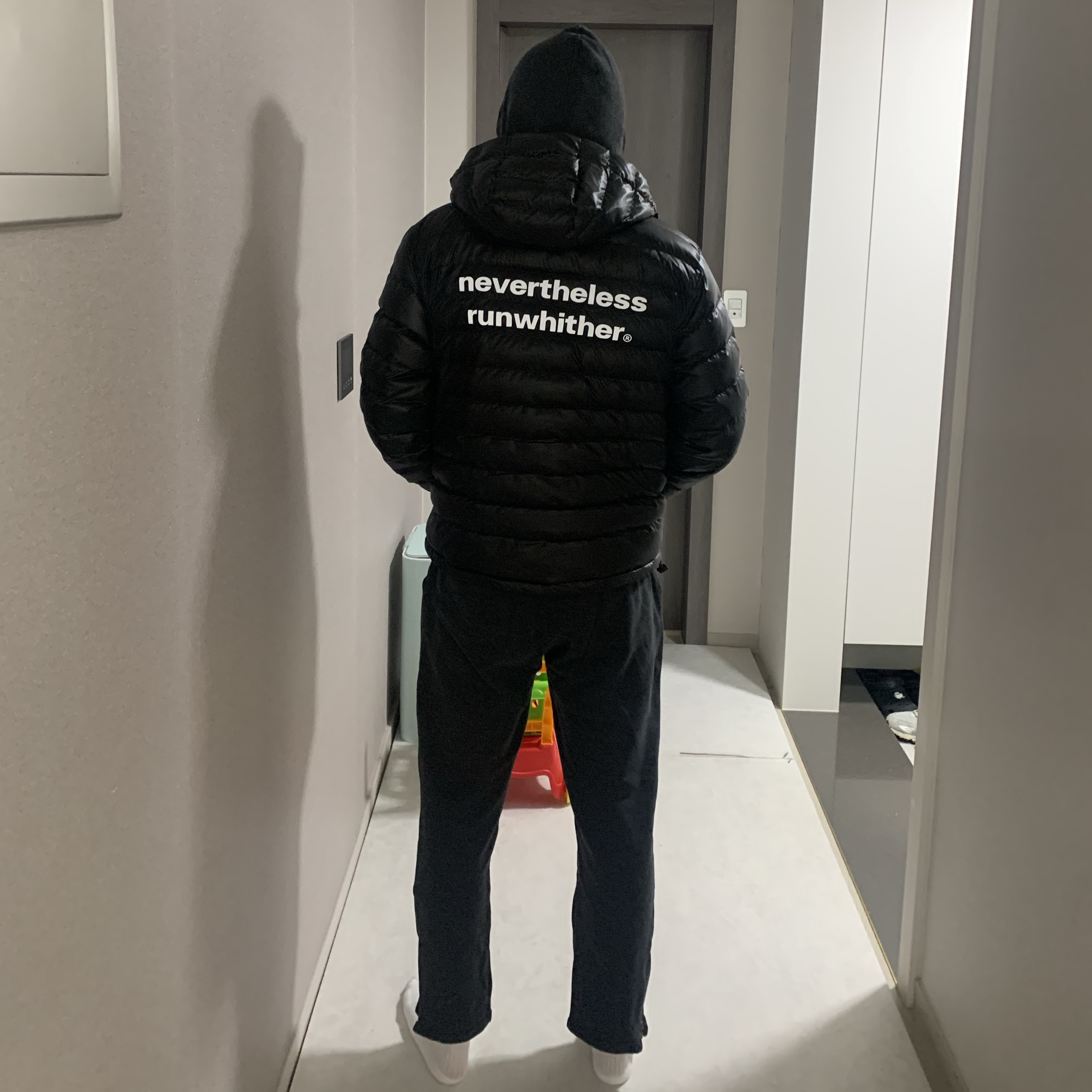 [KREAM 단독] runwhither Lightweight Hoodie Padding Black 착용 스타일