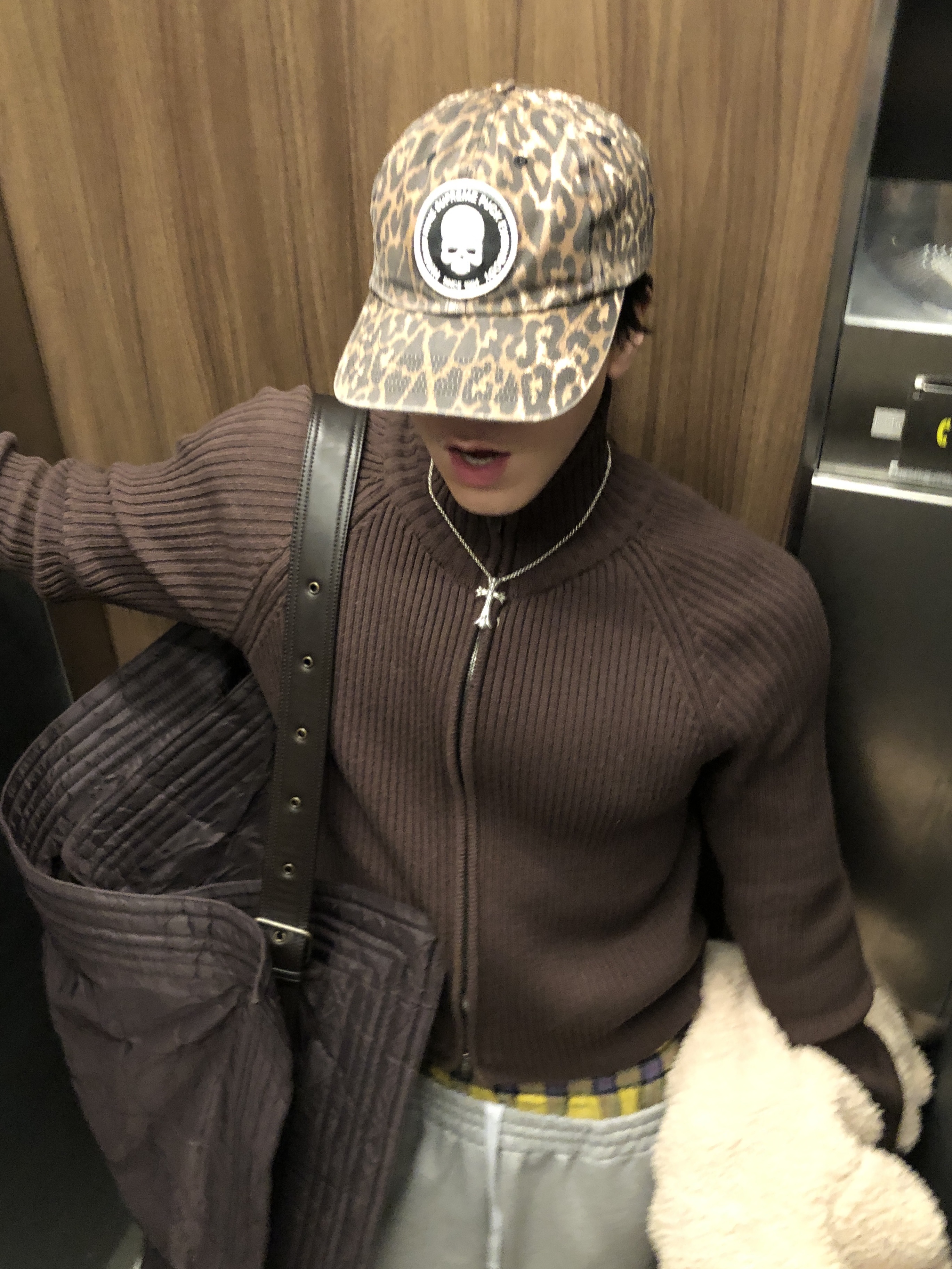 Supreme x Number (N)ine 6-Panel Leopard - 25FW, H&M x Glenn Martens Oversized Tote Bag Dark Brown 착용 스타일 - 1