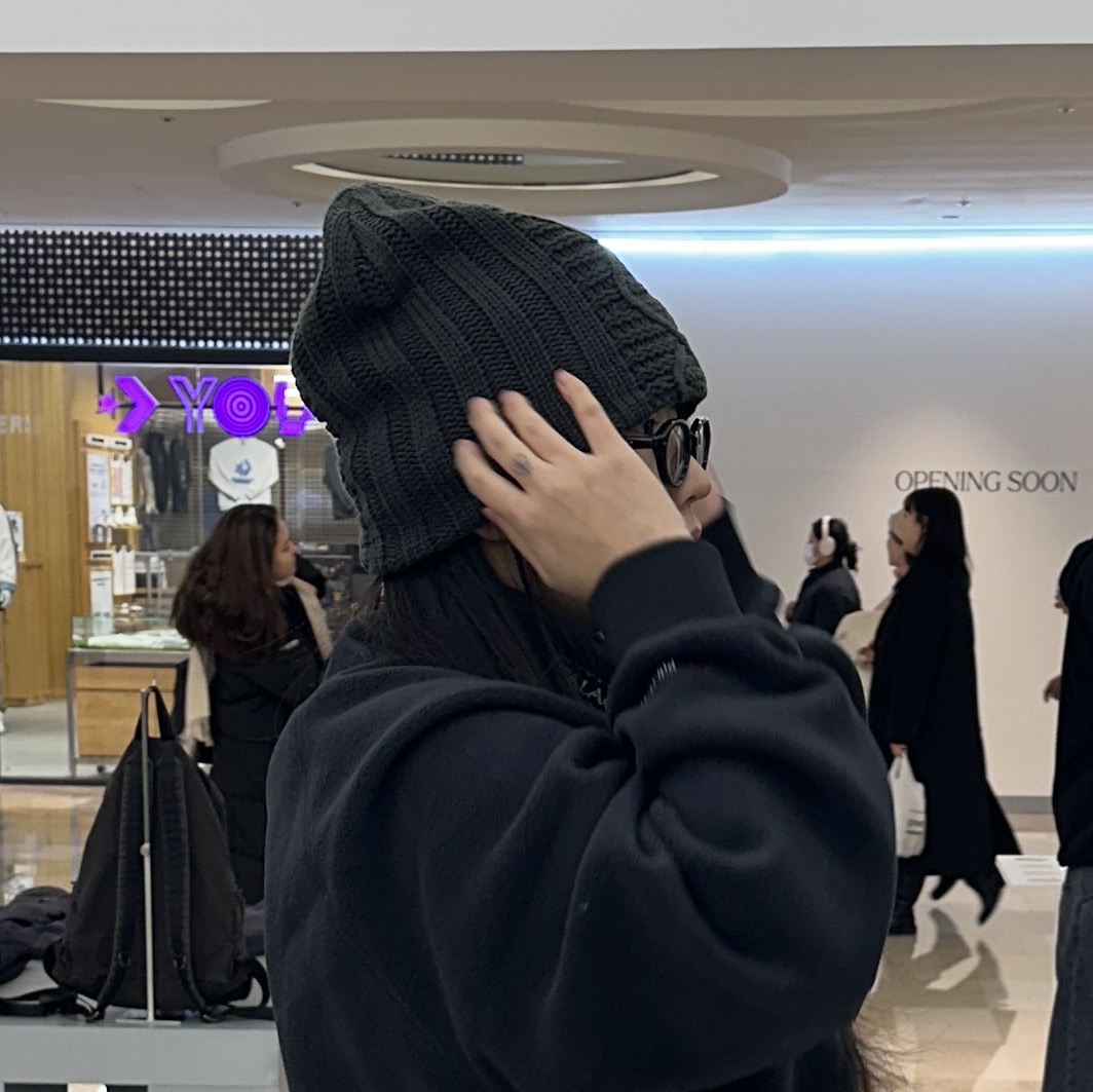 Hatchingroom Jacquard Big Beanie Charcoal 착용 스타일