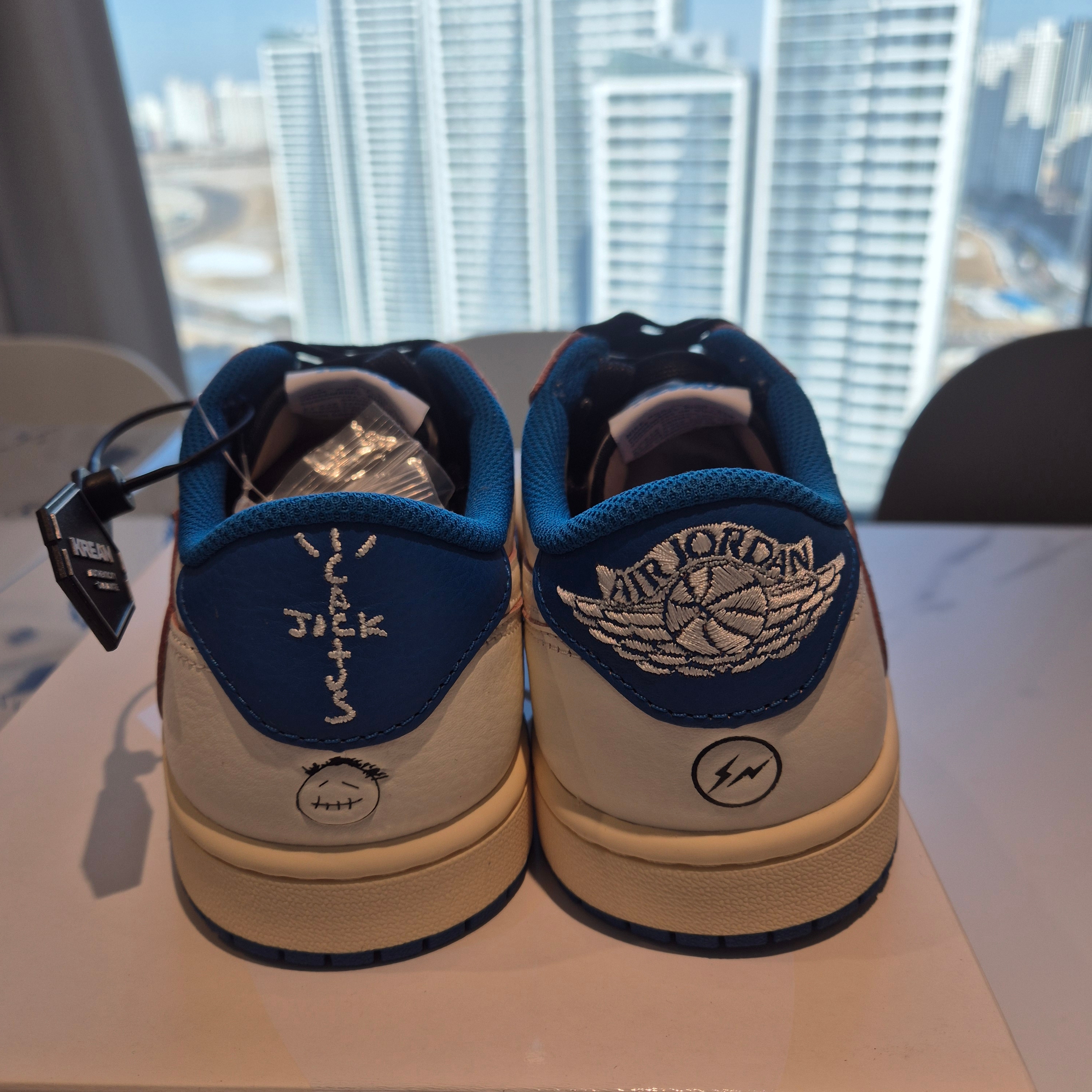 Jordan 1 x Travis Scott x Fragment Retro Low OG SP Sail Military Blue 착용 스타일 - 5