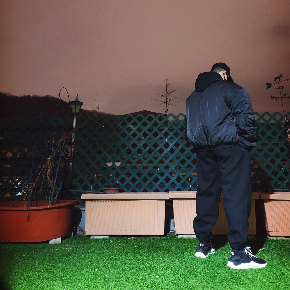 Y-3 Stripe Ball Cap Black, Undermycar Mu.03 Anti Fxxking Logo Play Oversized Sweat Jogger Black 착용 스타일 - 3