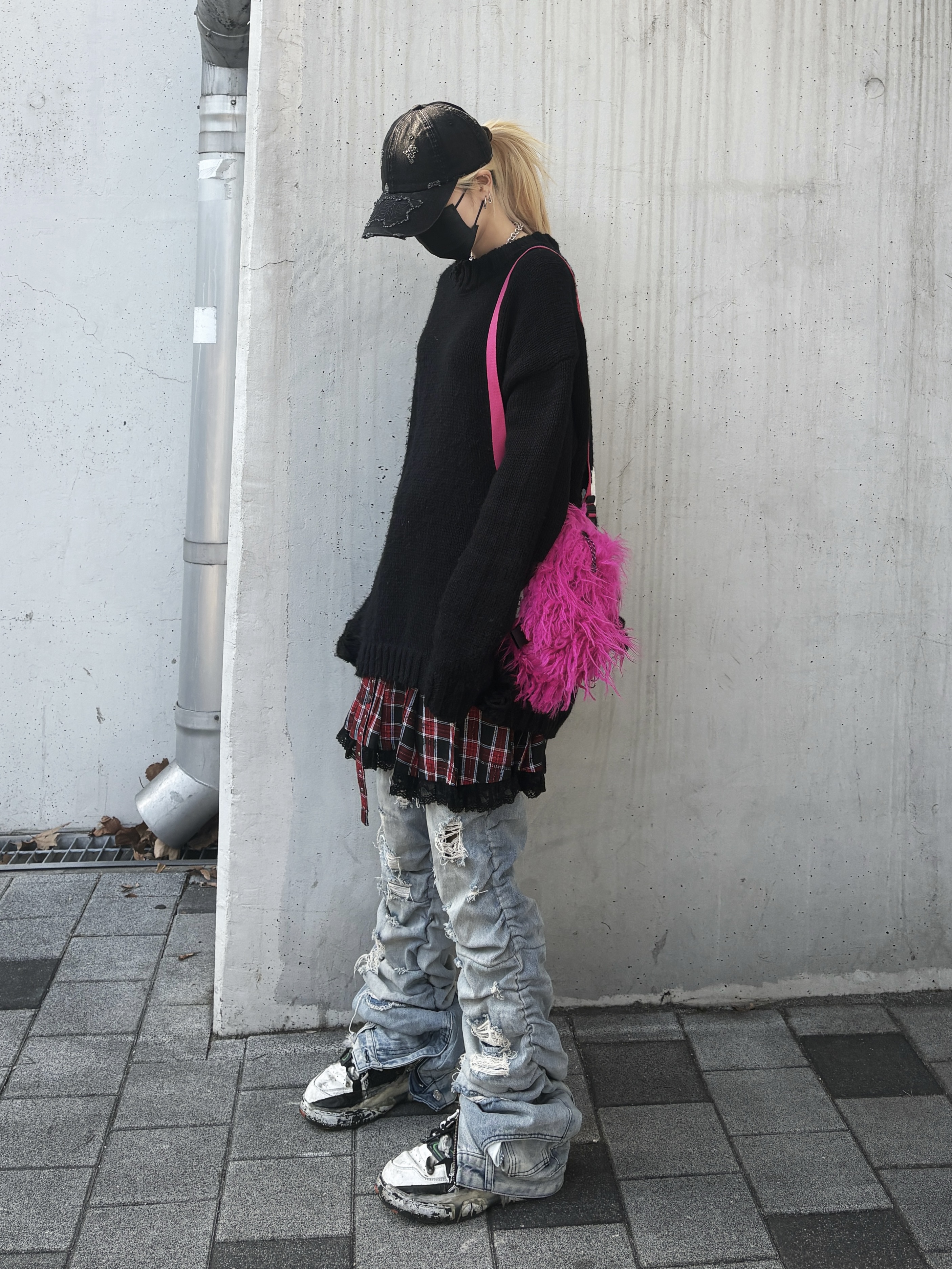 Maison Margiela Fusion Low Top Sneakers Black White Red 착용 스타일 - 3