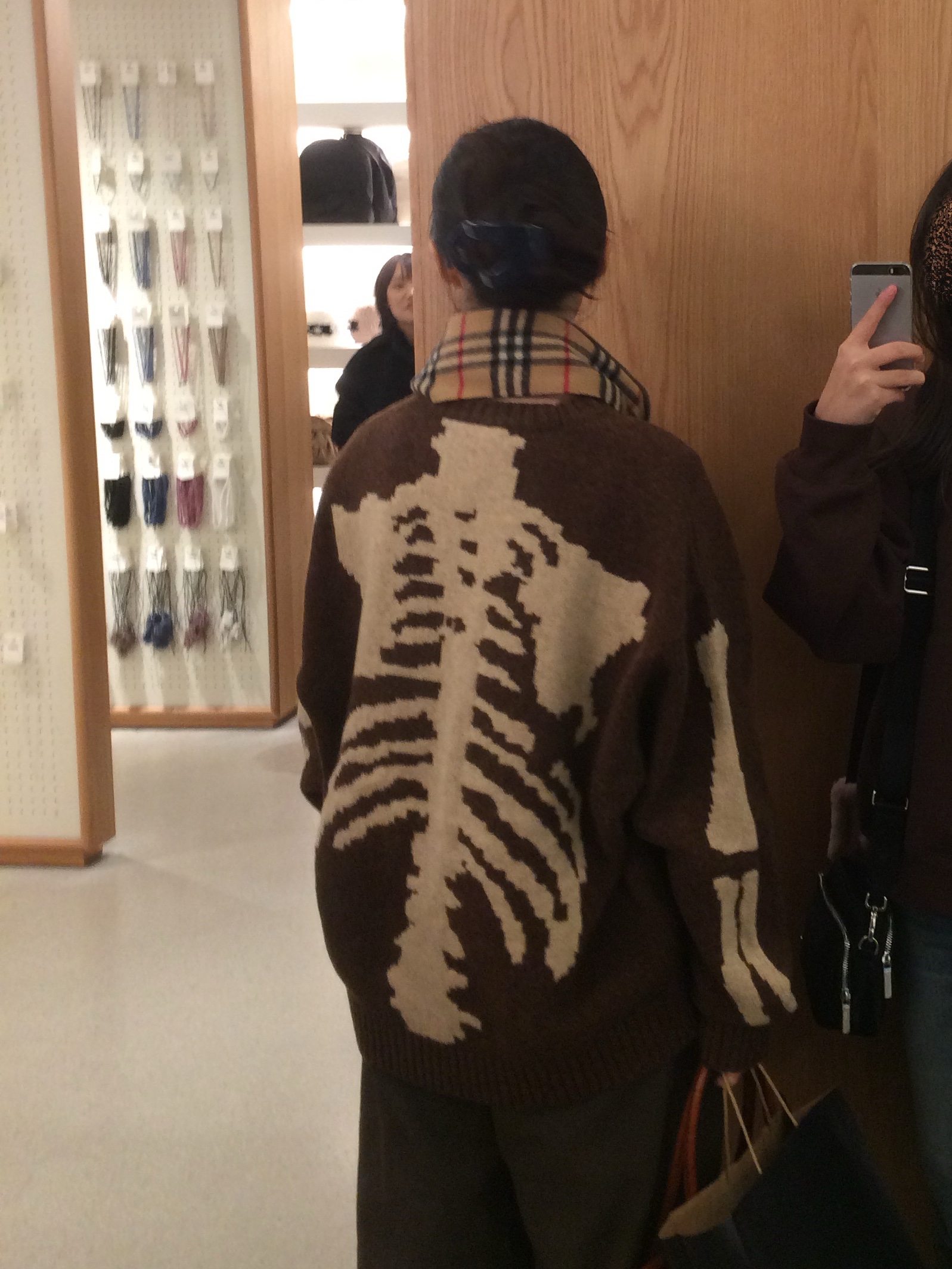 Kapital 5G Wool Bone Crewneck Sweater Brown, Burberry Classic Check Cashmere Muffler Archive Beige 착용 스타일