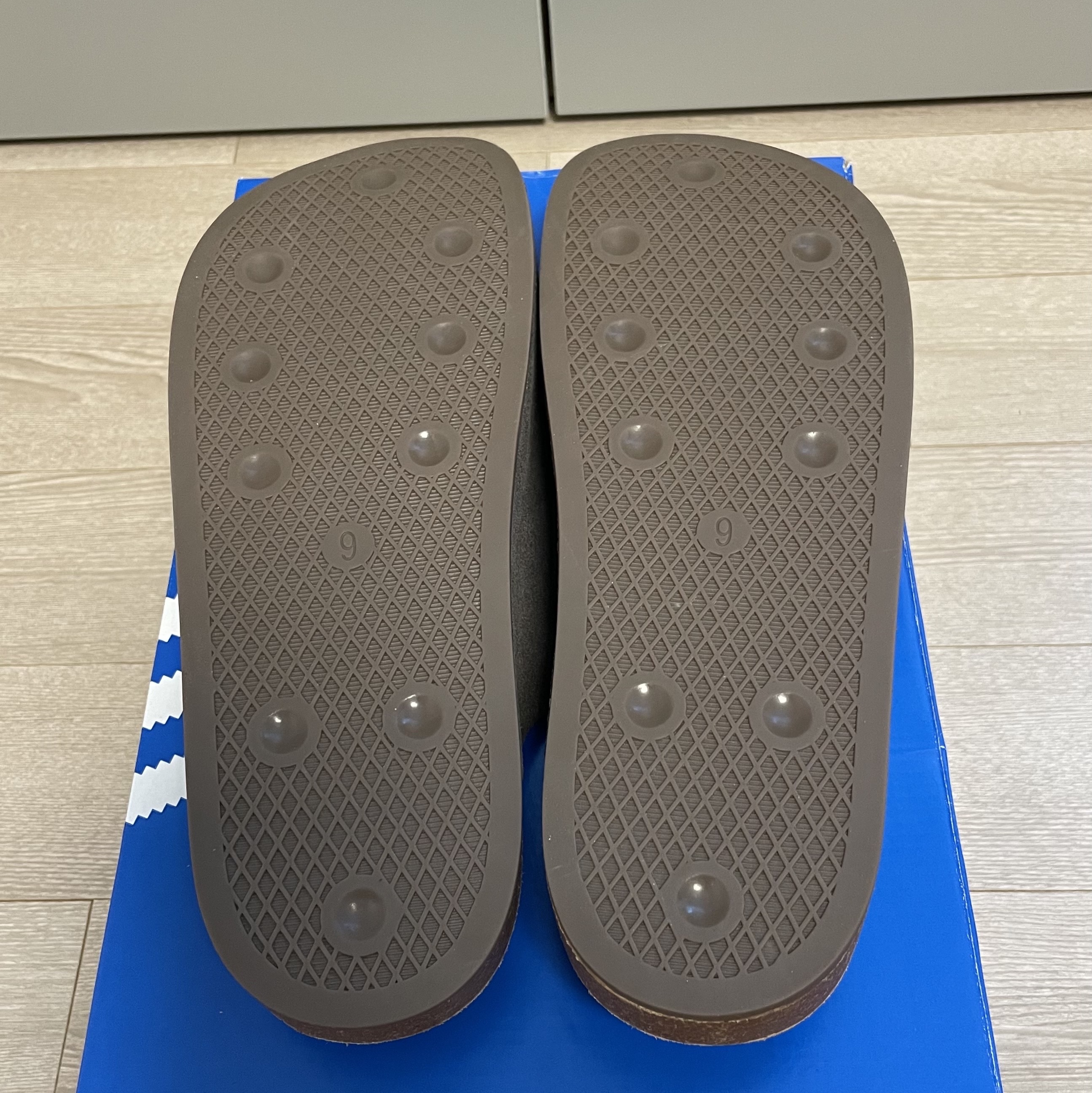 Adidas Adimule Slides Dark Brown Dark Brown Gum 착용 스타일 - 5