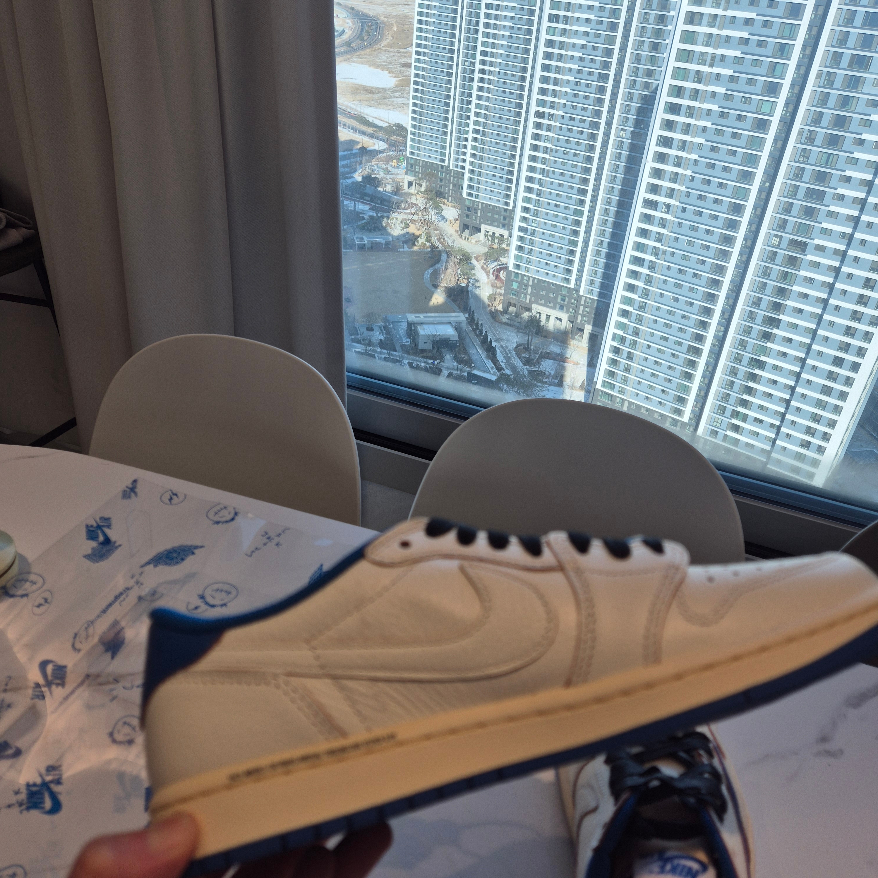 Jordan 1 x Travis Scott x Fragment Retro Low OG SP Sail Military Blue 착용 스타일 - 4