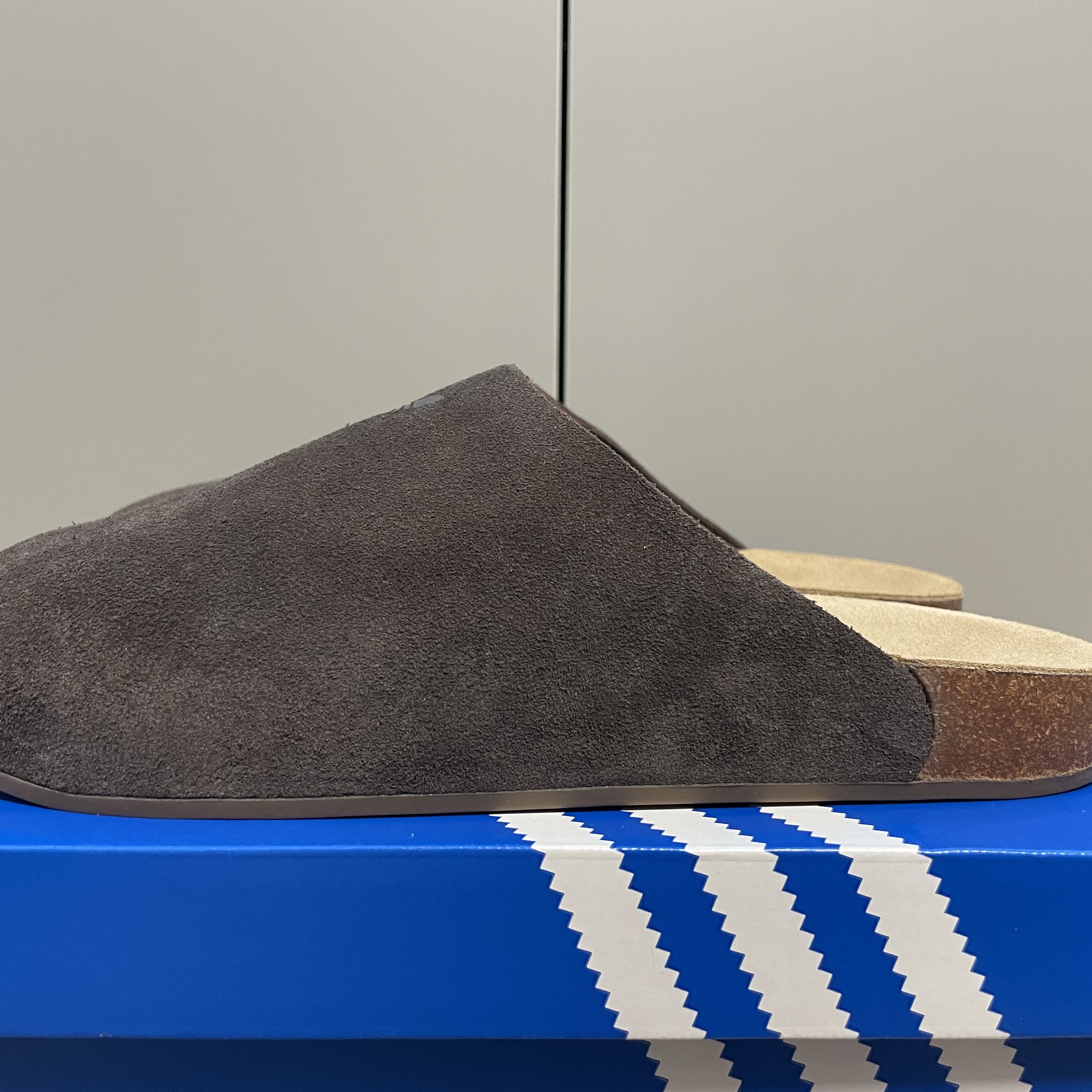 Adidas Adimule Slides Dark Brown Dark Brown Gum 착용 스타일 - 2