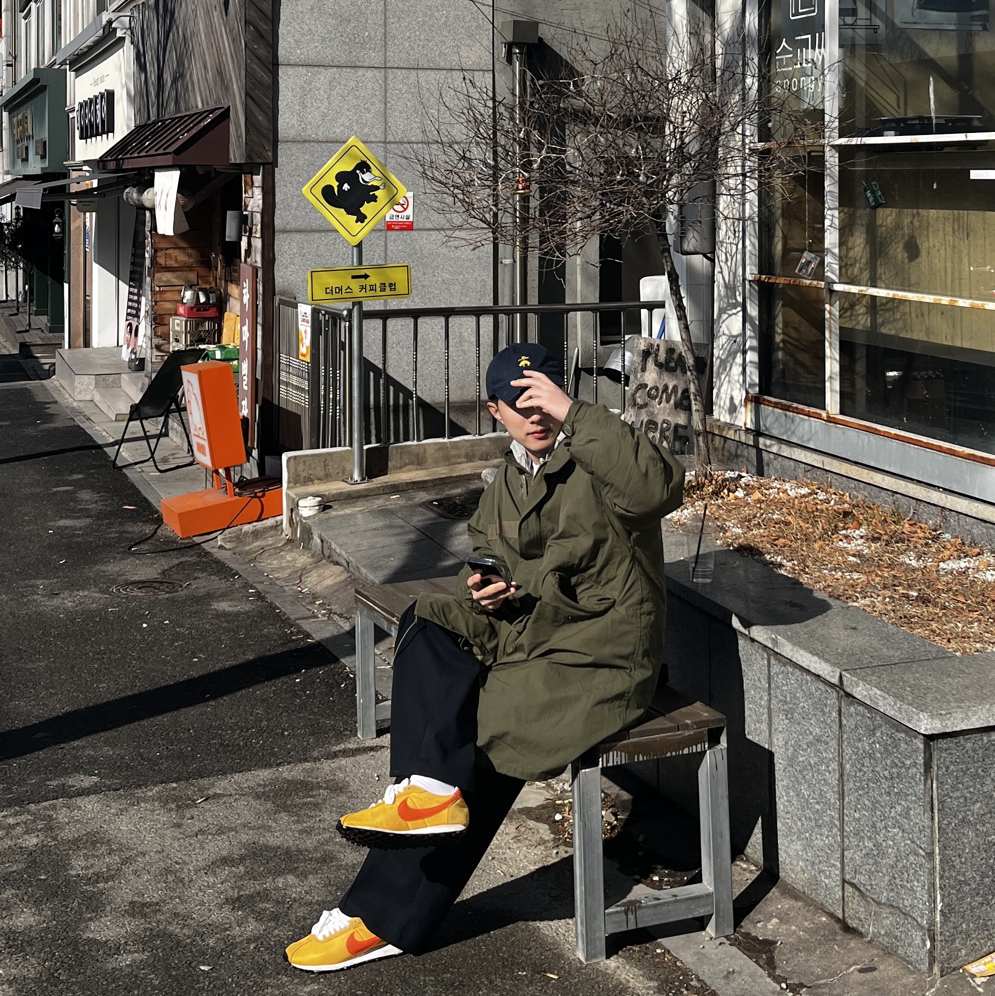 Nike LD-1000 SP University Gold and Safety Orange 착용 스타일
