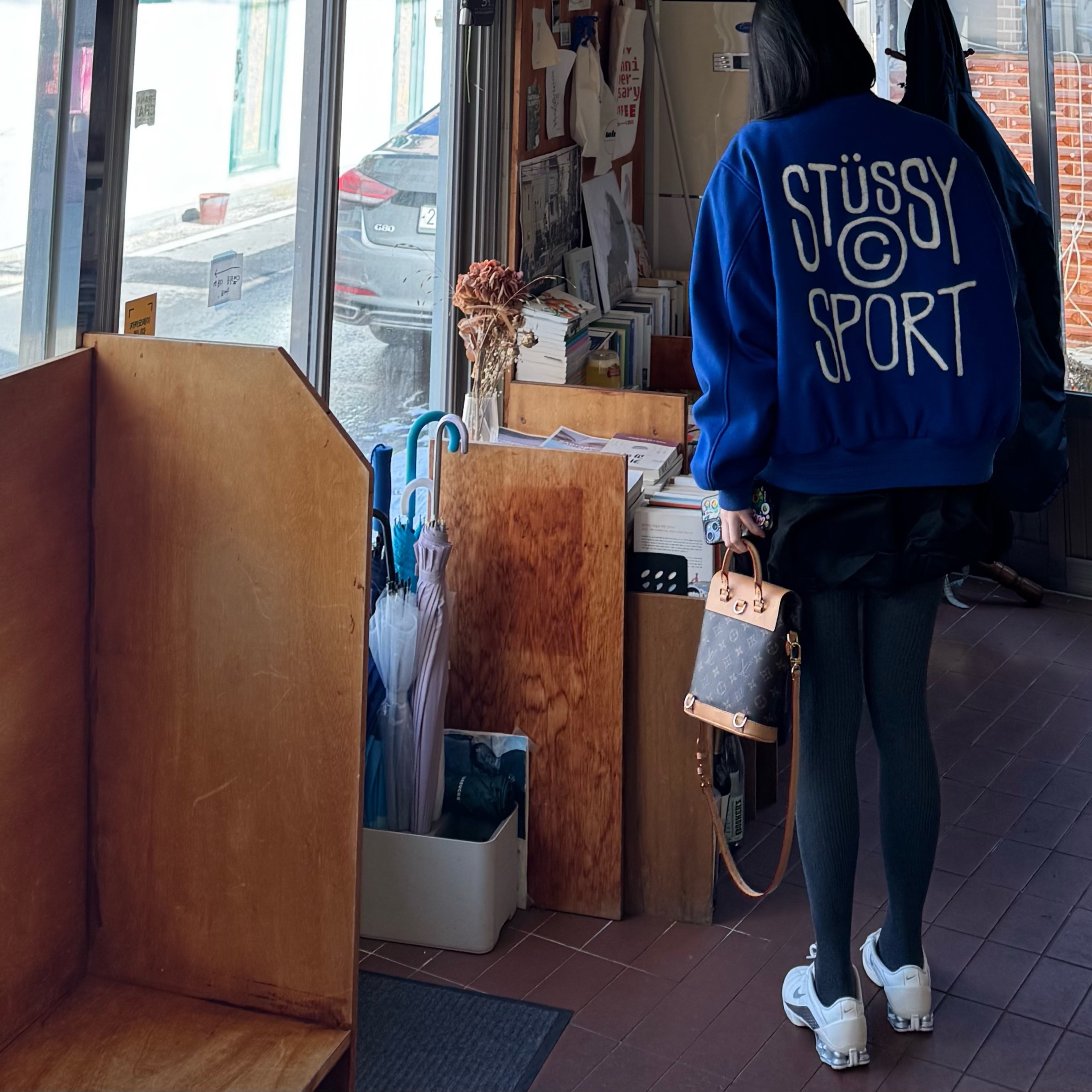 Stussy Sport Melton Varsity Jacket Royal, Louis Vuitton Soho Mini Backpack Monogram 착용 스타일 - 2
