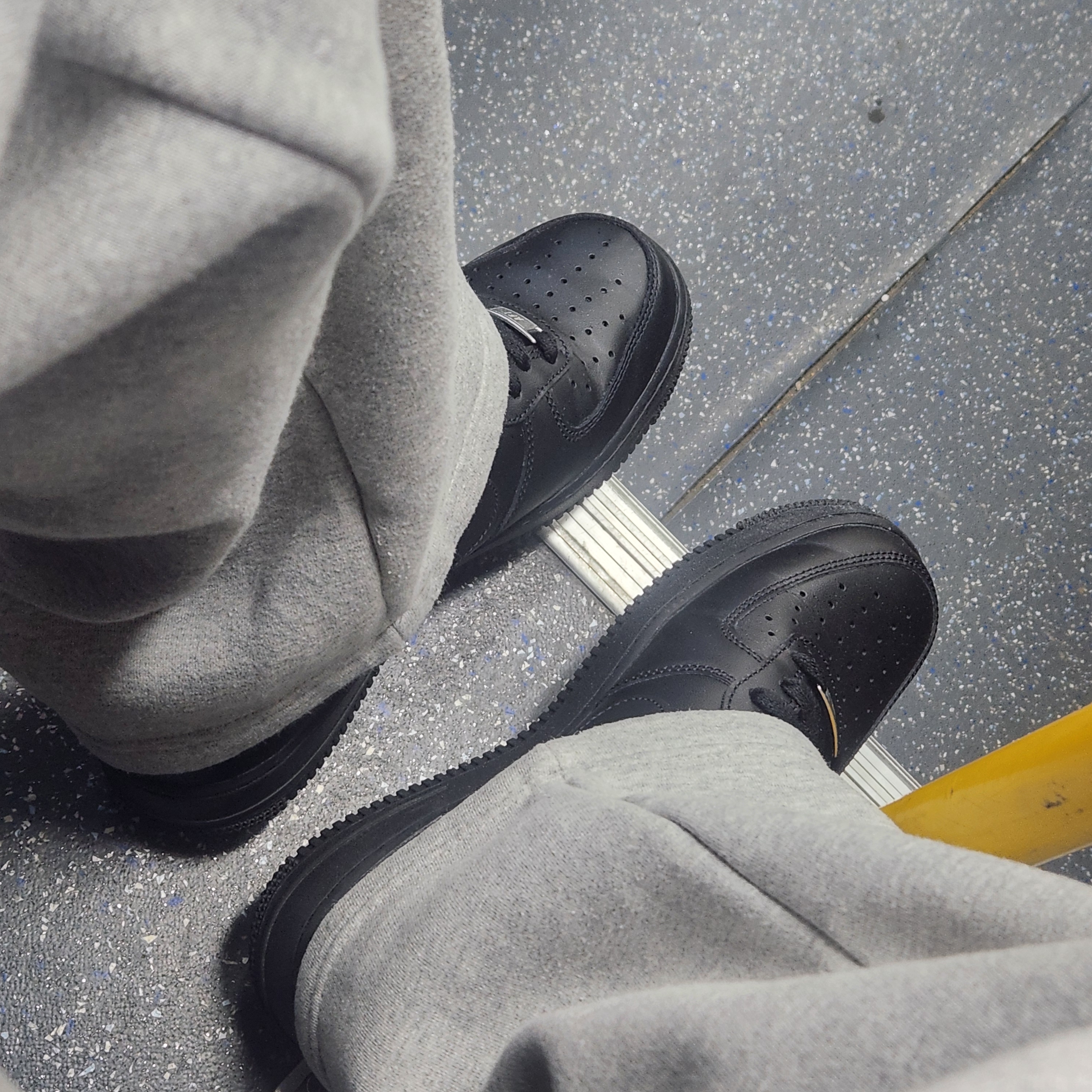 Nike Air Force 1 '07 Low Triple Black 착용 스타일
