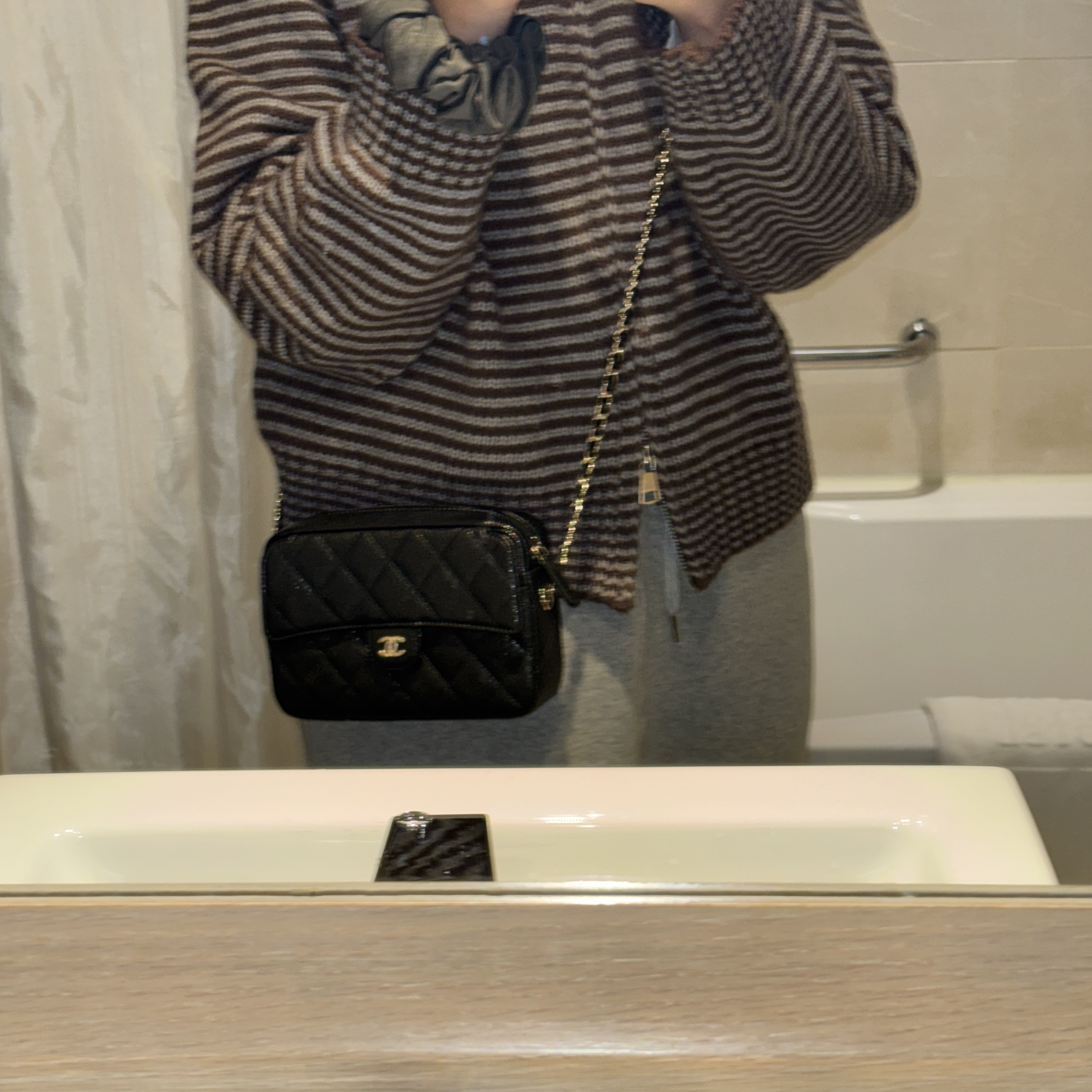 Chanel AP4425 Black Caviar 25th Season Bag 착용 스타일