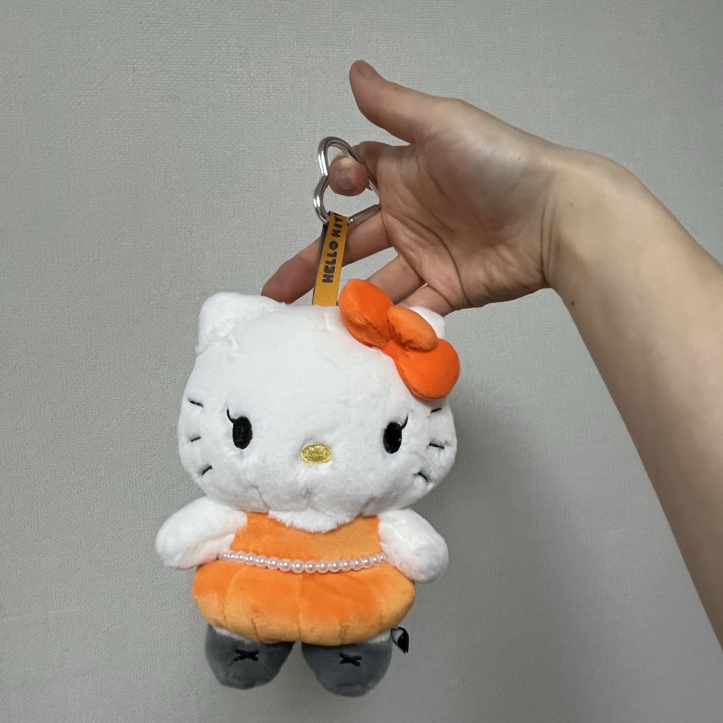 HELLO KITTY x JISOO Random Plush Keychain (1 Blind Box) 착용 스타일 - 4