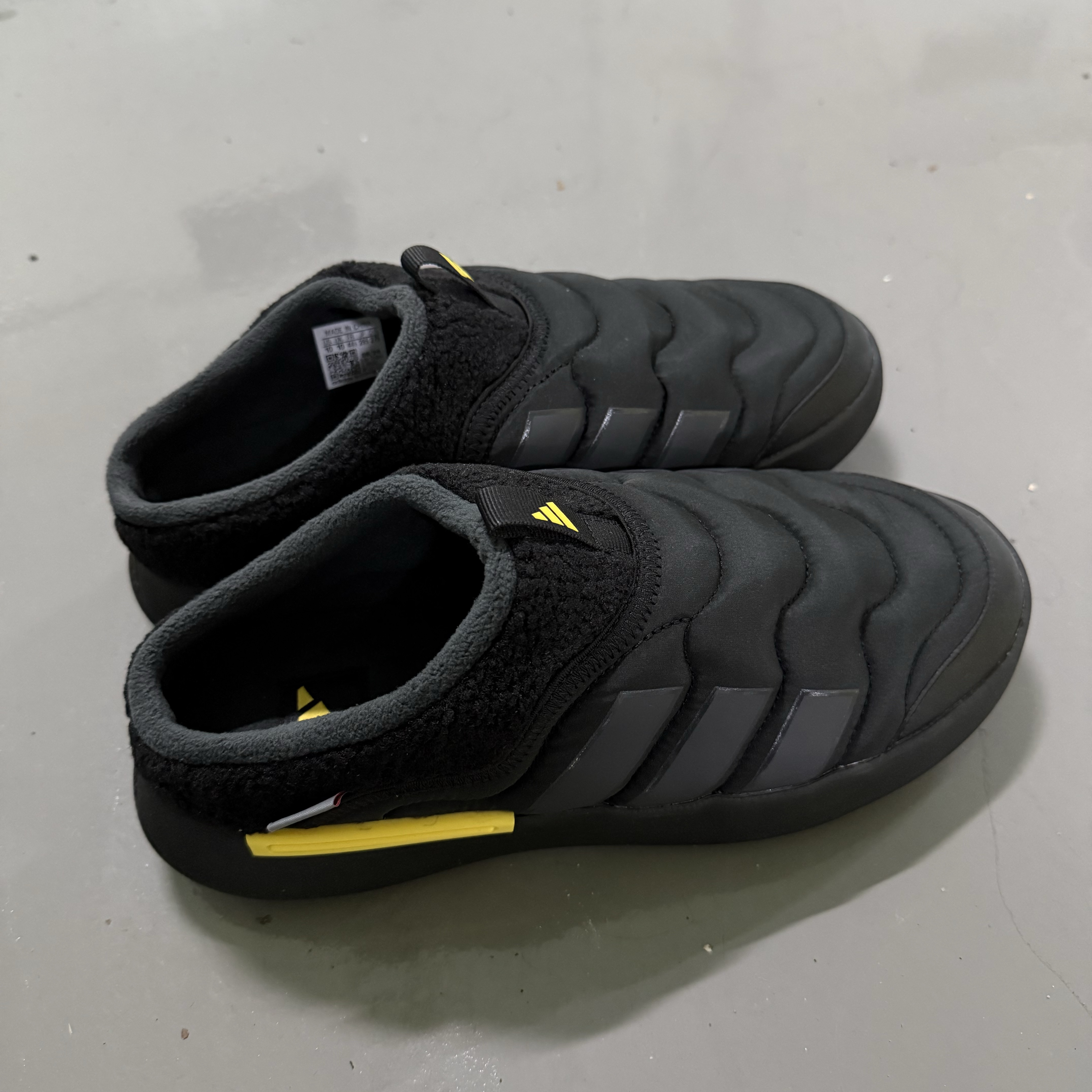 Adidas Adipuff Mule Core Black Carbon 착용 스타일