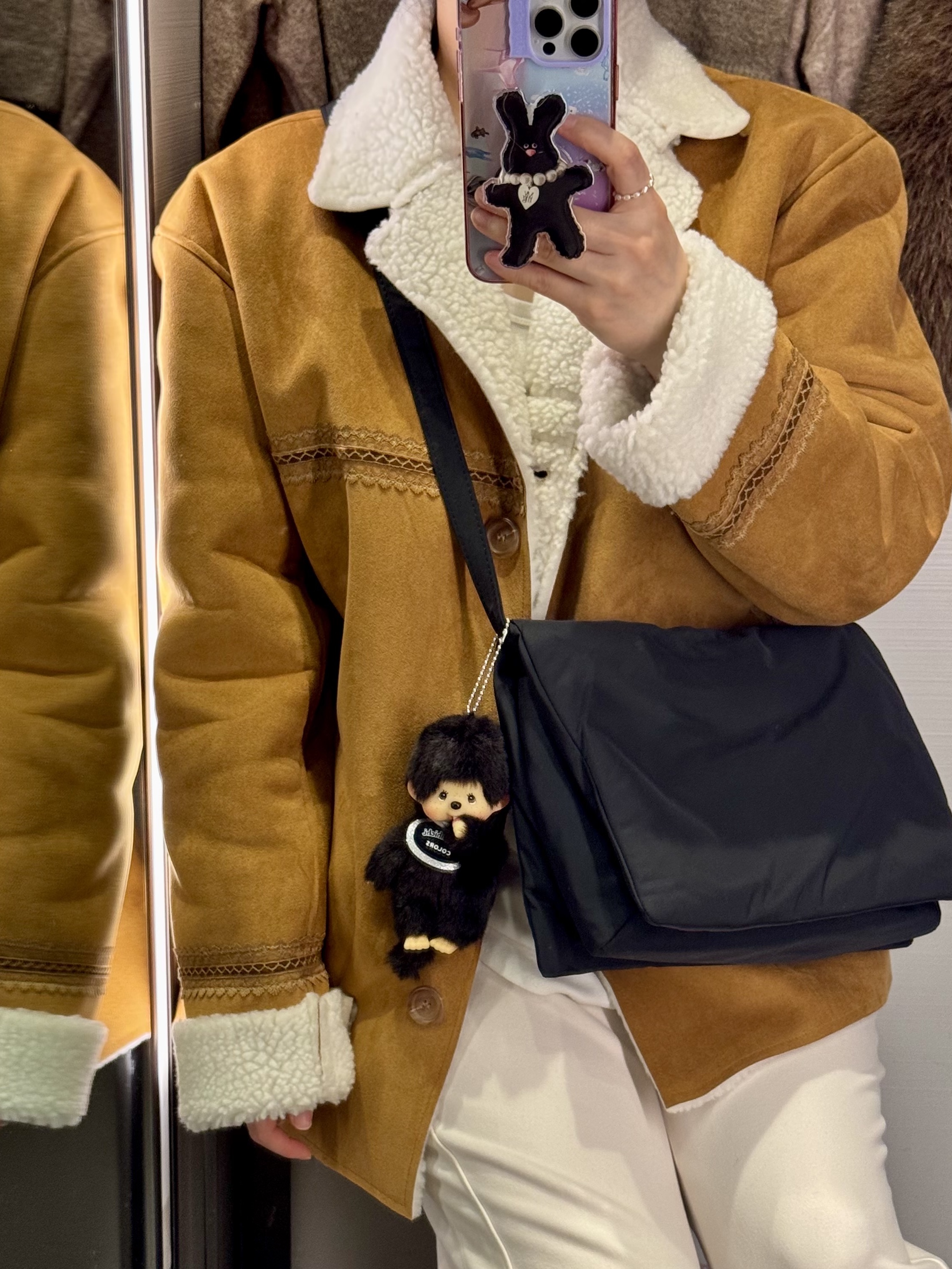 Monchhichi Colors Key Chain Black, COS Tri-Fold Padded Crossbody Bag Black 착용 스타일 - 1