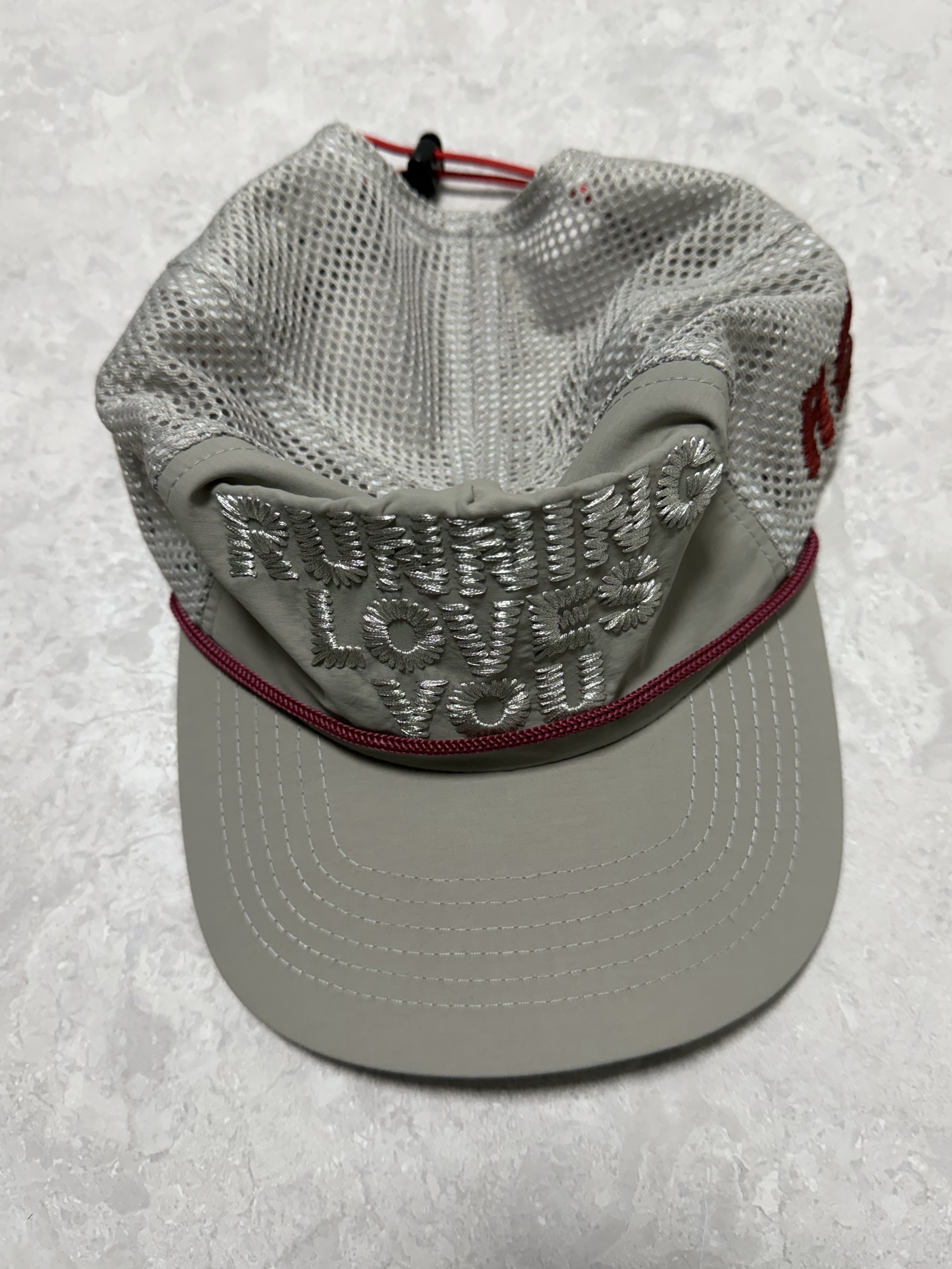 Alex Zono Running Loves You Trucker Hat Silver 착용 스타일