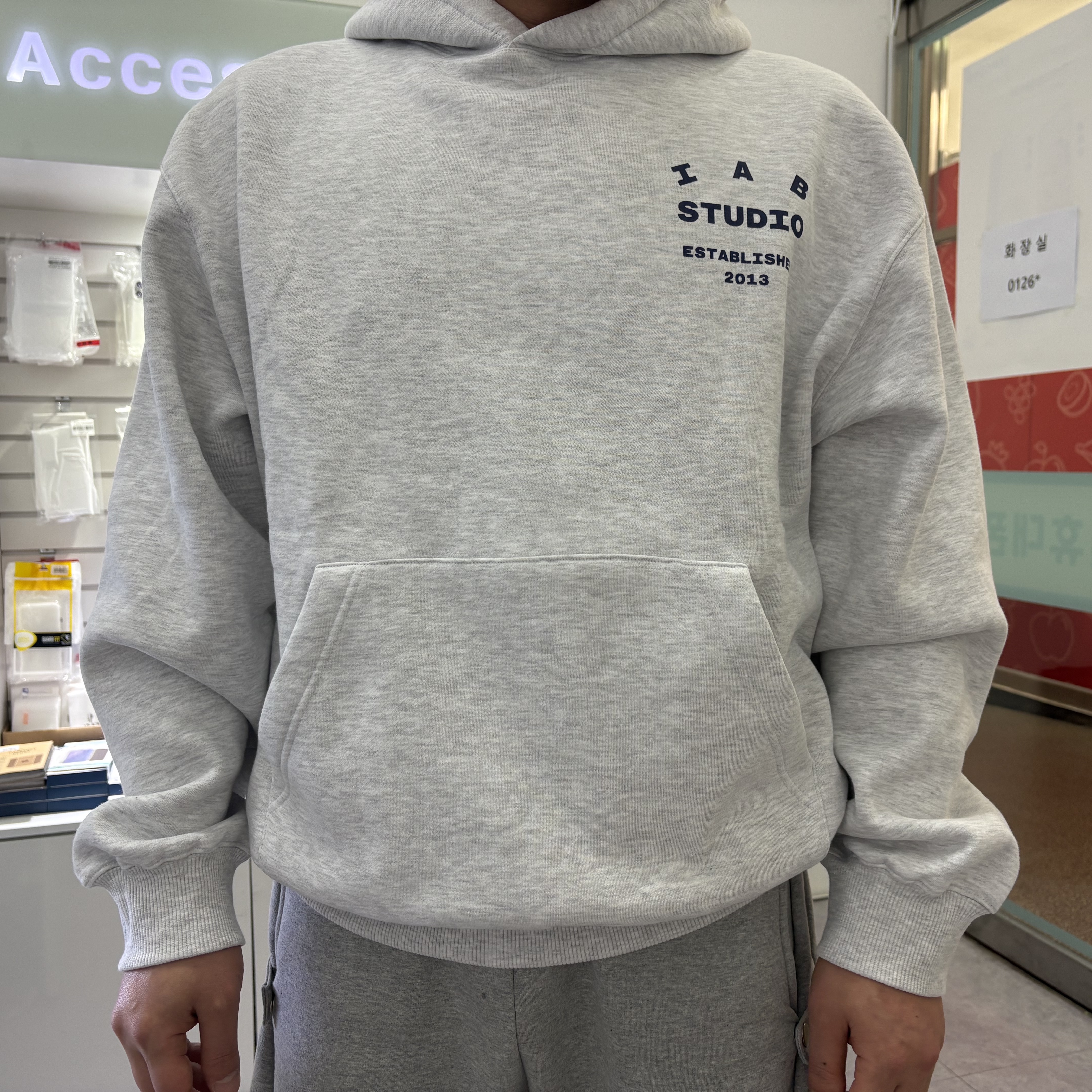 IAB Studio 25 Hoodie Light Gray Navy 착용 스타일 - 1