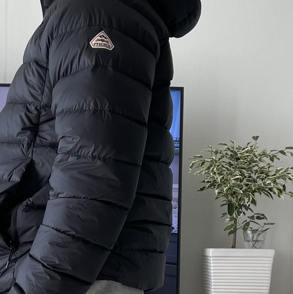 Pyrenex Arial Hooded Down Jacket Black 착용 스타일 - 1