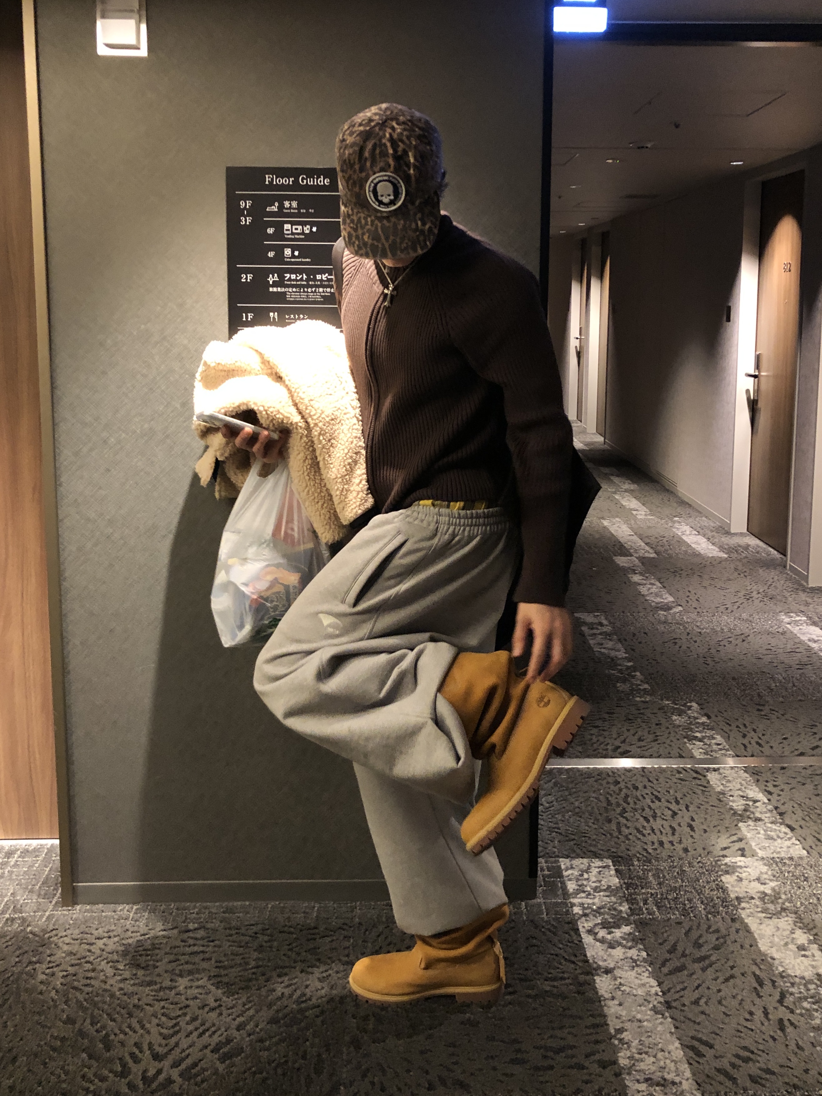 Supreme x Number (N)ine 6-Panel Leopard - 25FW, H&M x Glenn Martens Oversized Tote Bag Dark Brown 착용 스타일 - 4