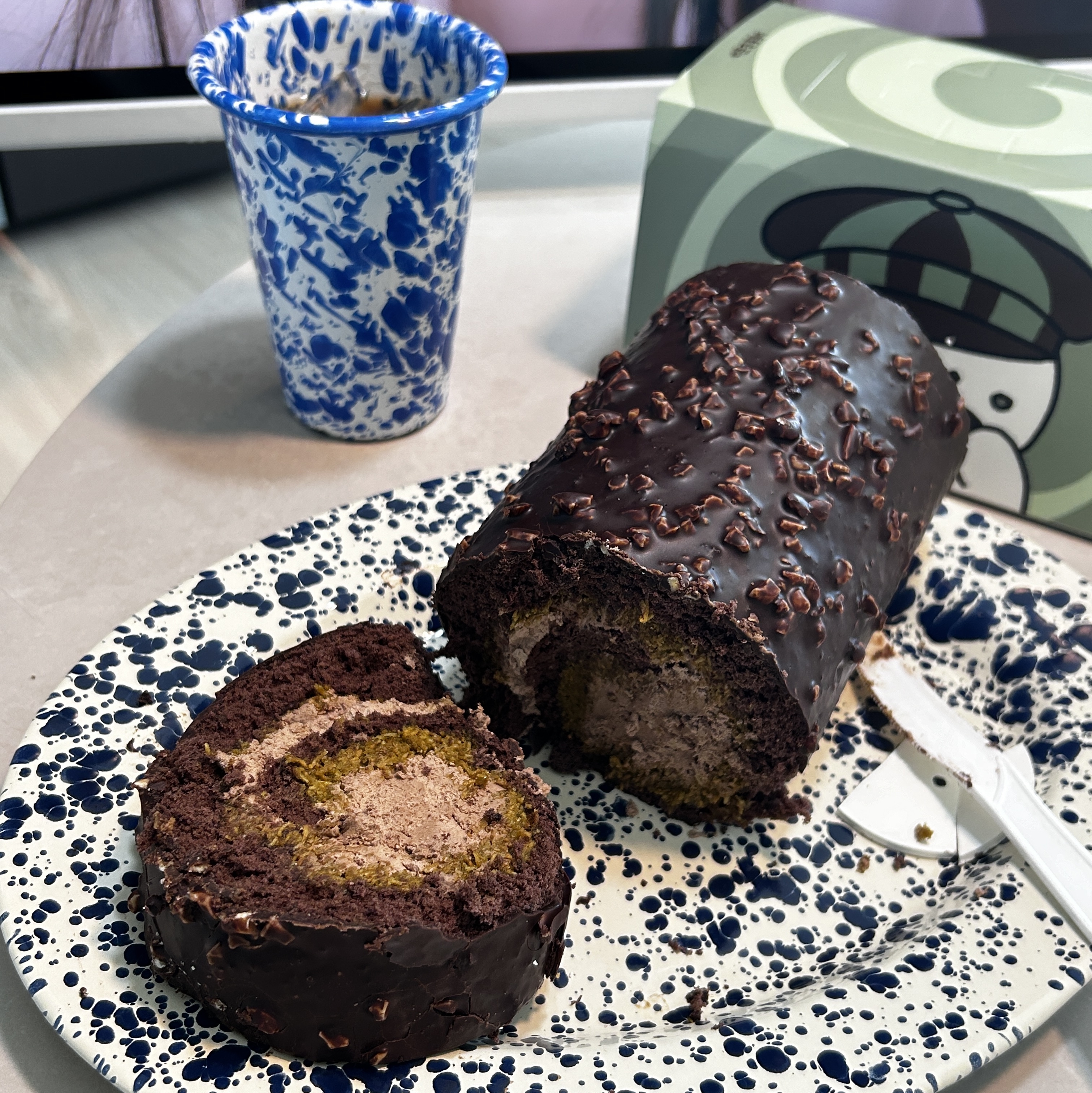 [KREAM 단독] tongtonge Dubai Style Chocolate Roll Cake 착용 스타일 - 1