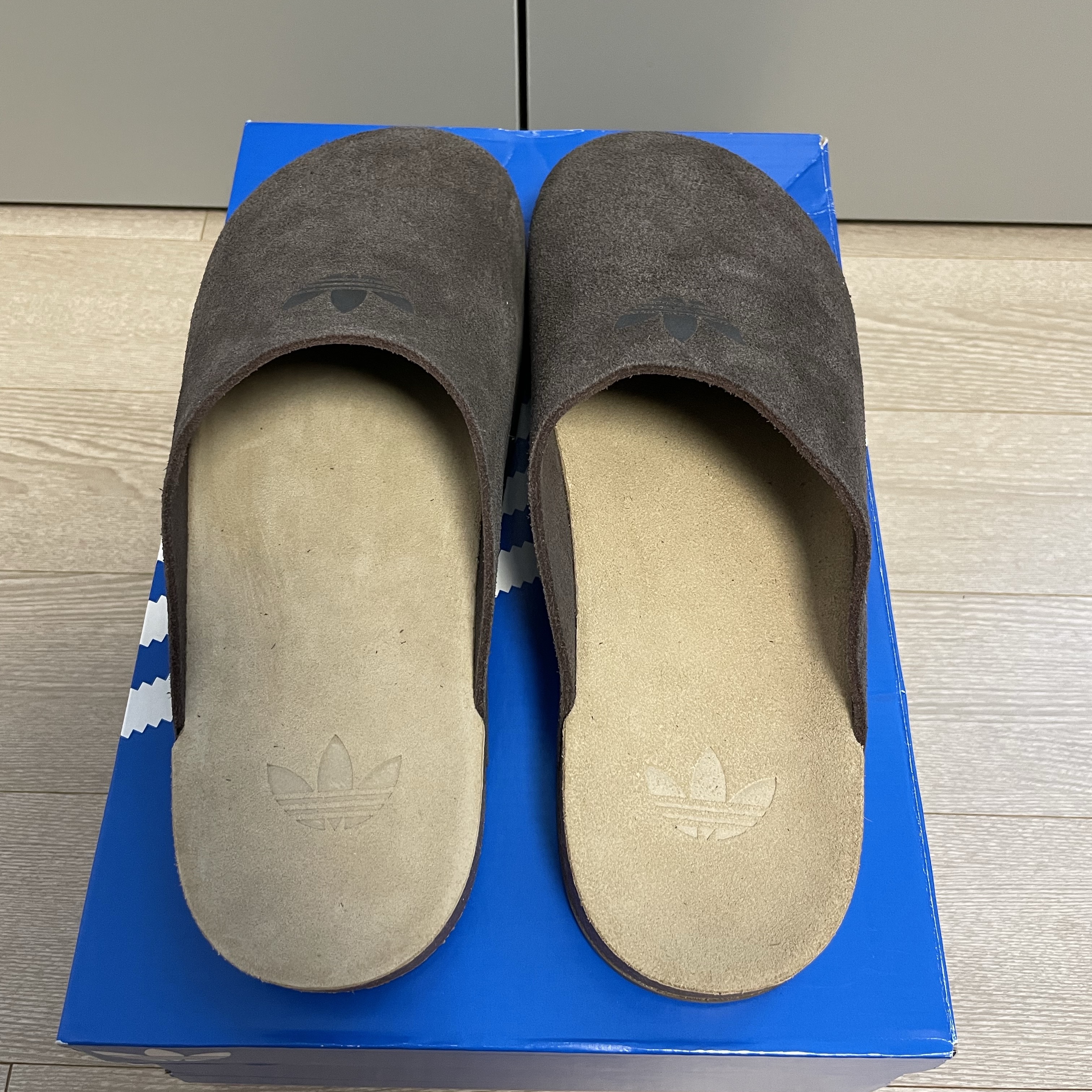 Adidas Adimule Slides Dark Brown Dark Brown Gum 착용 스타일 - 4