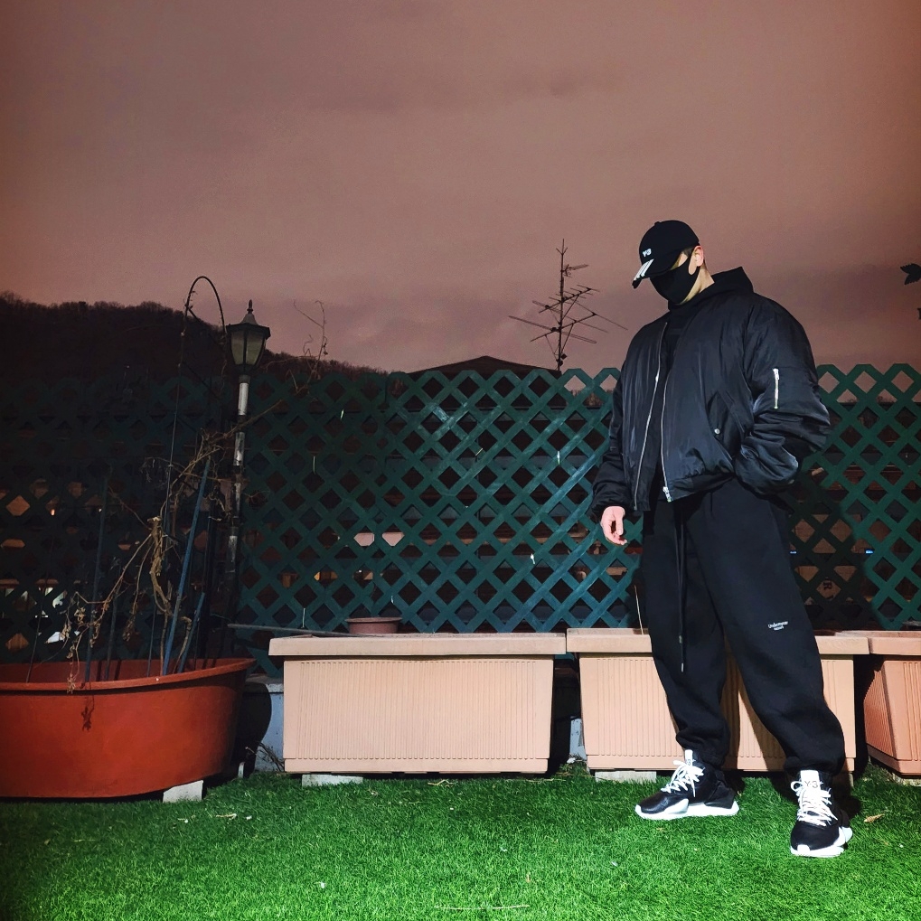 Y-3 Stripe Ball Cap Black, Undermycar Mu.03 Anti Fxxking Logo Play Oversized Sweat Jogger Black 착용 스타일 - 1
