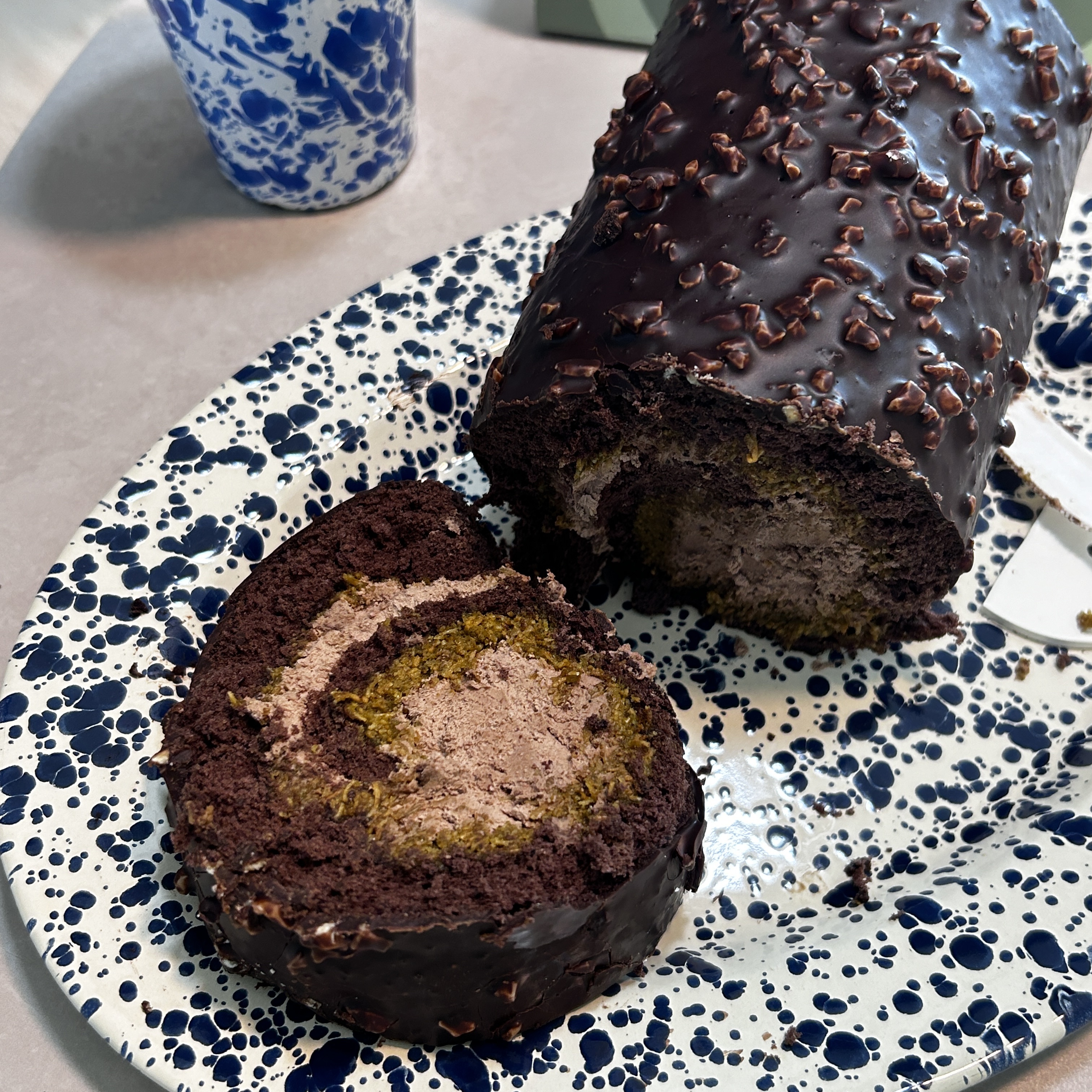 [KREAM 단독] tongtonge Dubai Style Chocolate Roll Cake 착용 스타일 - 2