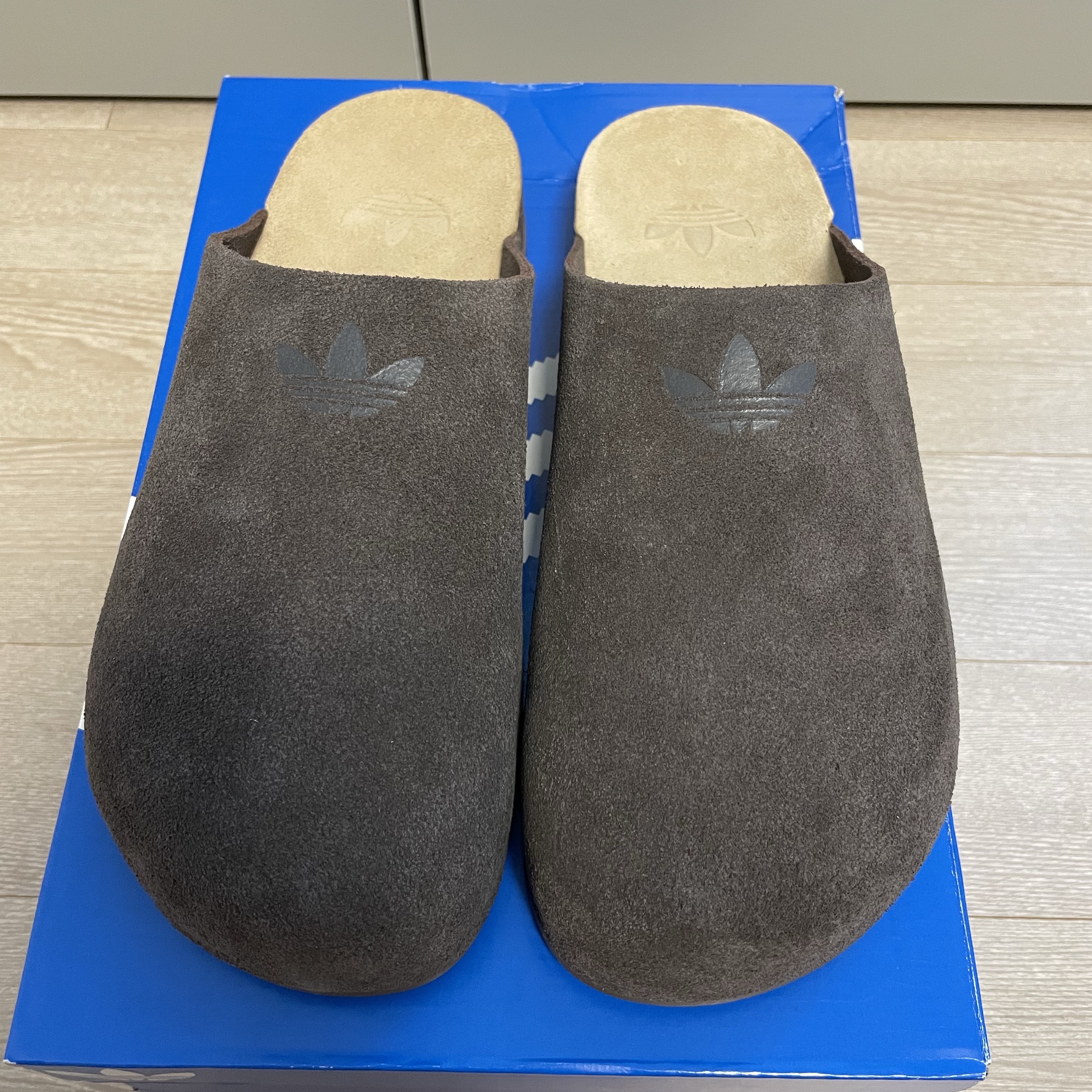 Adidas Adimule Slides Dark Brown Dark Brown Gum 착용 스타일 - 3