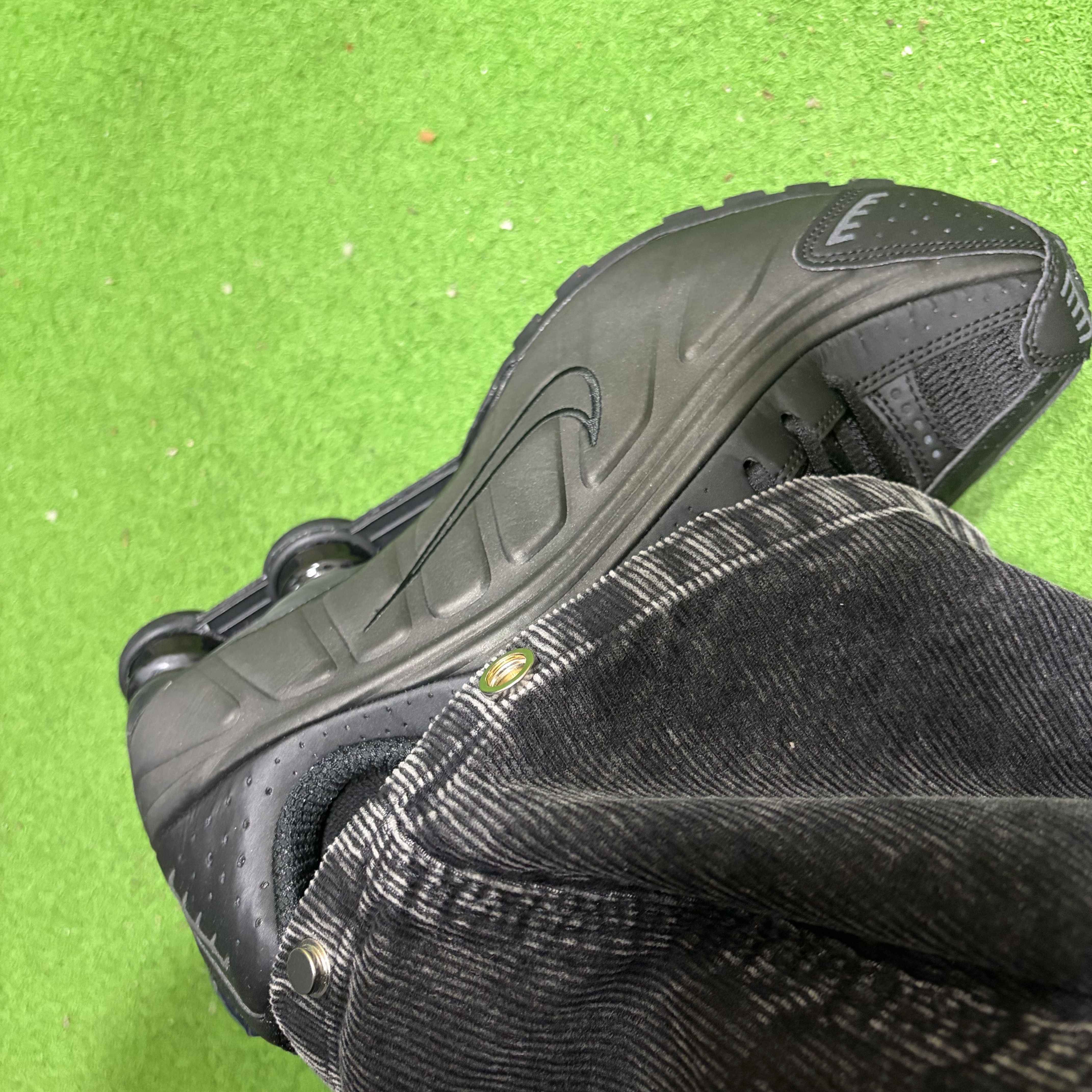 Nike Shox R4 Black Bright Crimson 착용 스타일