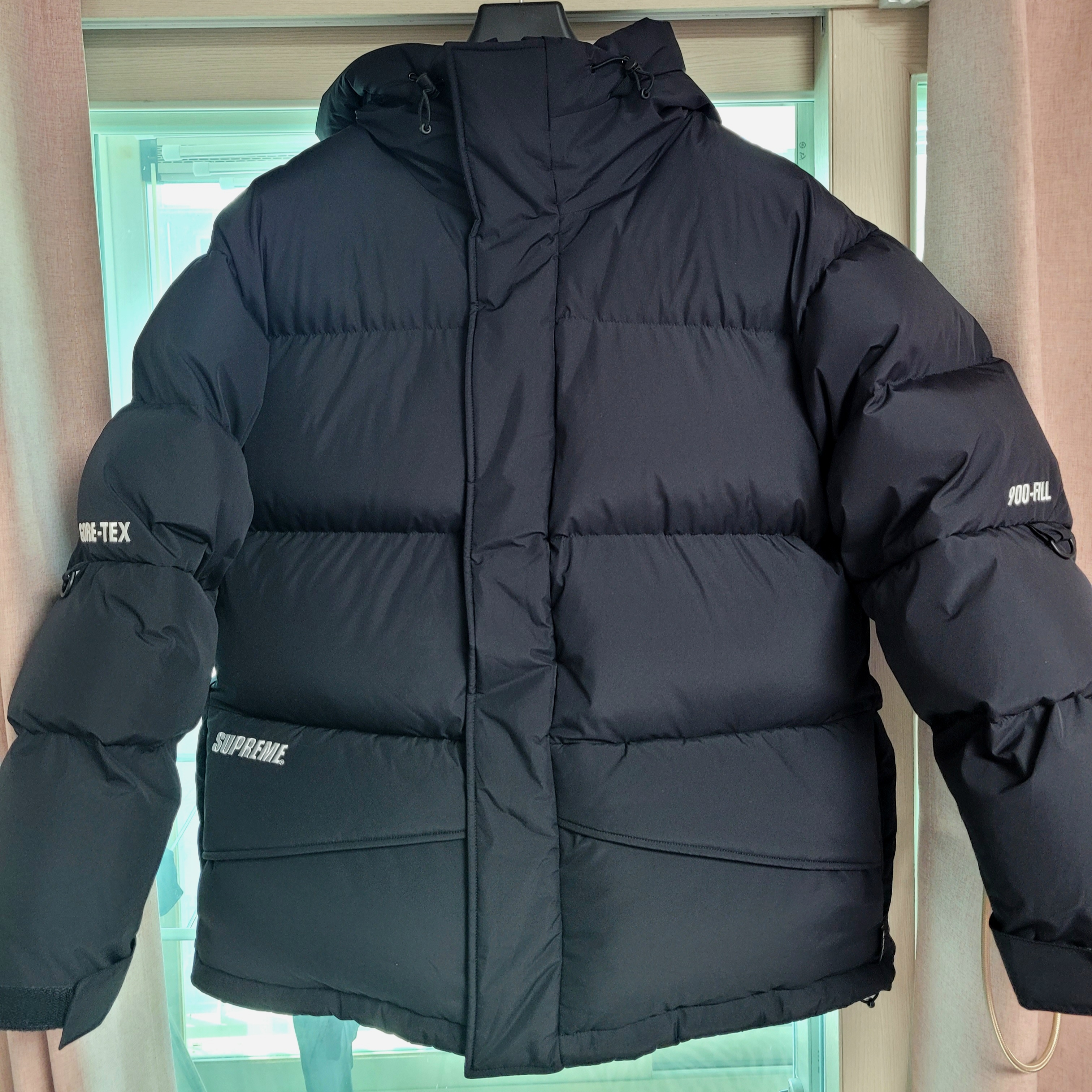 Supreme Gore-Tex 900-Fill Down Parka Black - 24FW 착용 스타일