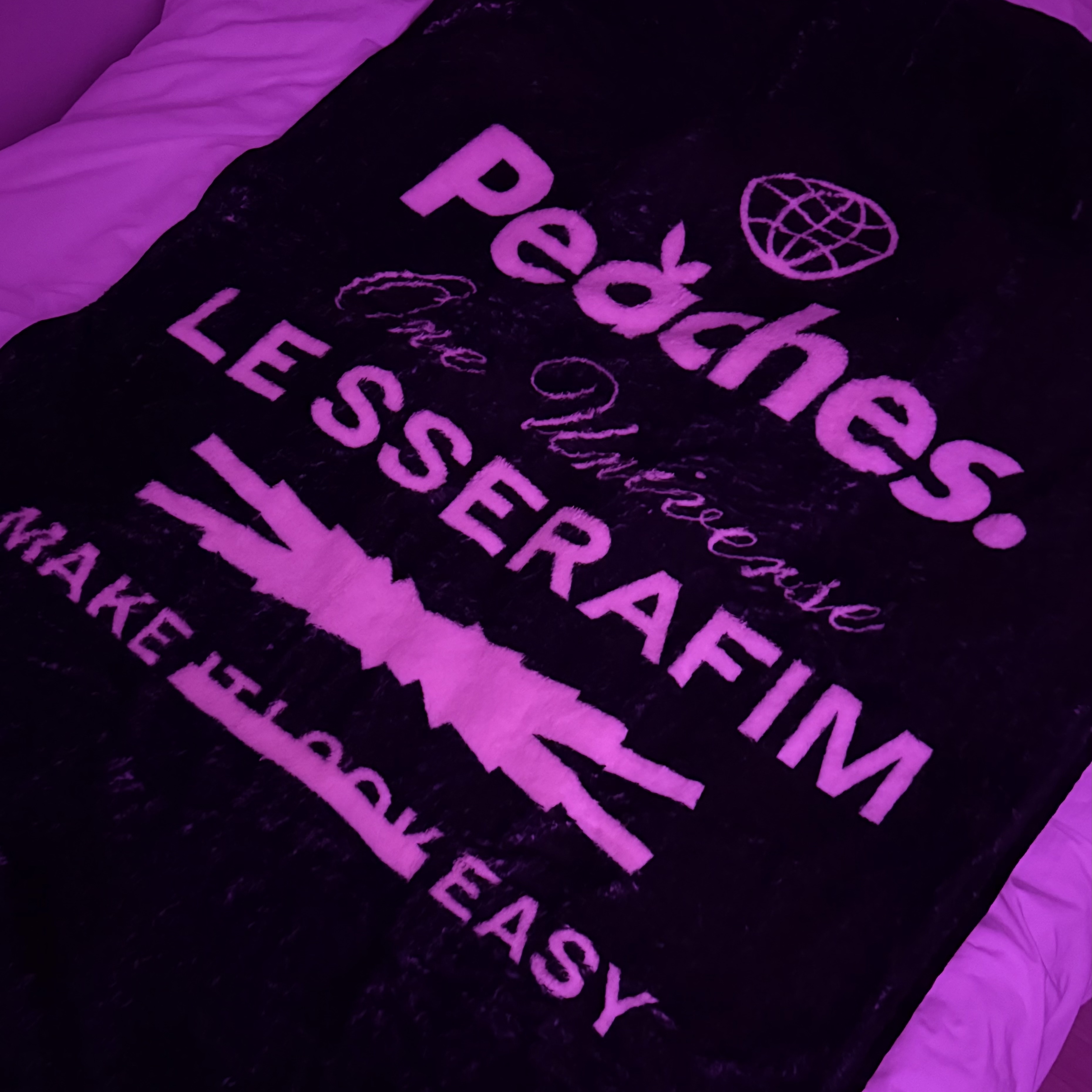 [예약 배송] [LE SSERAFIM x Peaches.] BLANKET 착용 스타일