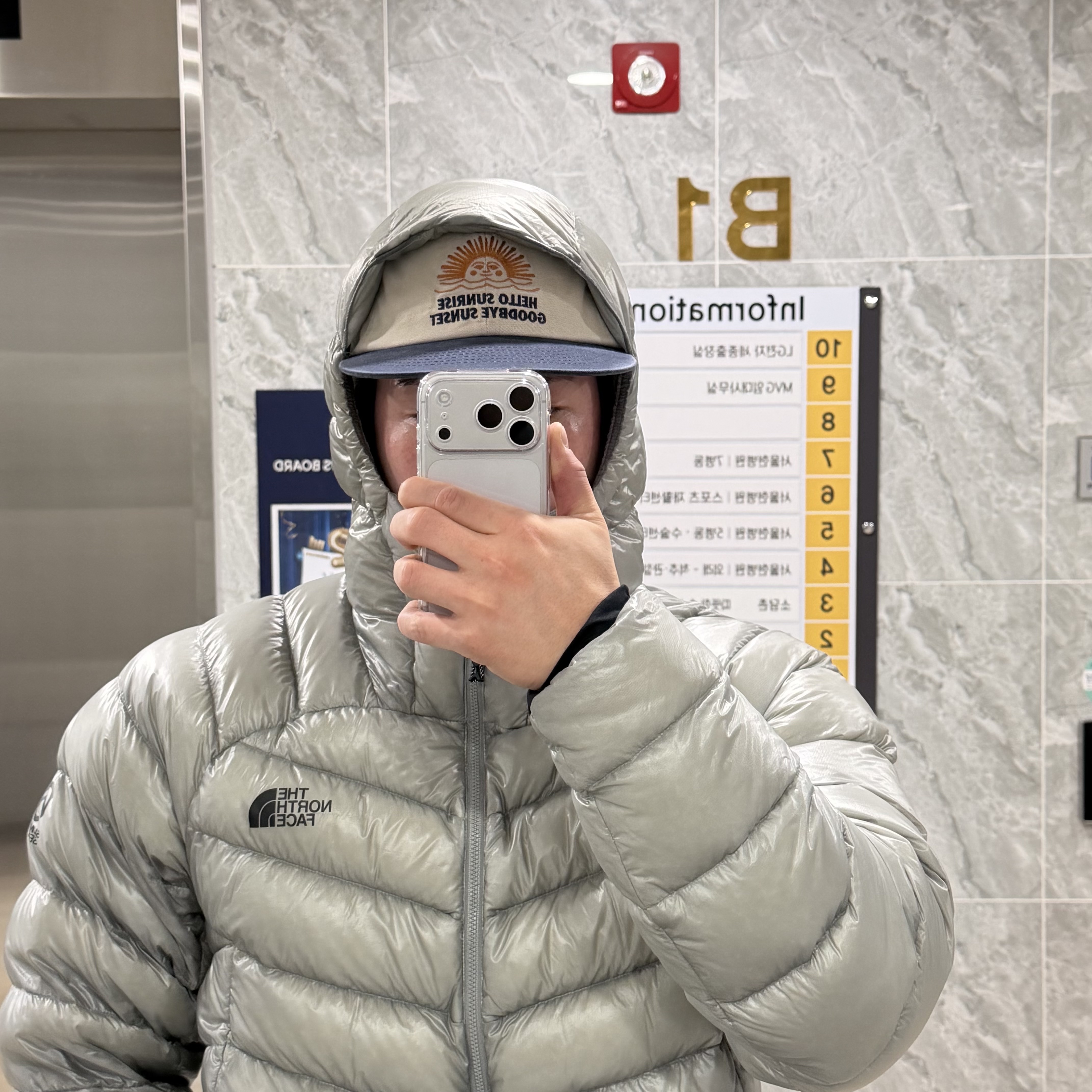 The North Face Summit Mattehorn RDS Down Jacket Light Gray, Hello Sunrise 90s Logo 6Panel Cap Beige & Navy 착용 스타일