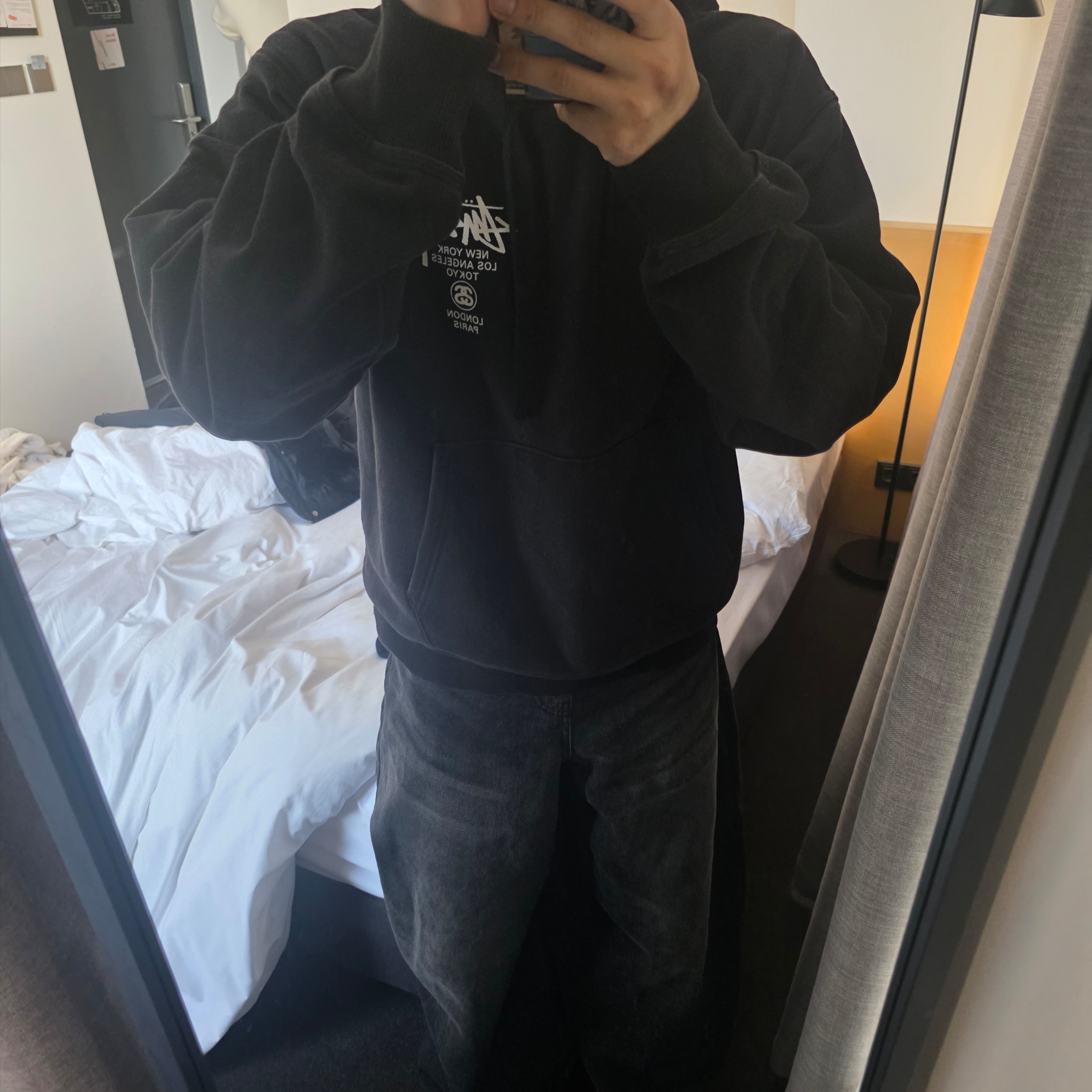 Stussy World Tour Hoodie Black 2022 착용 스타일 - 4