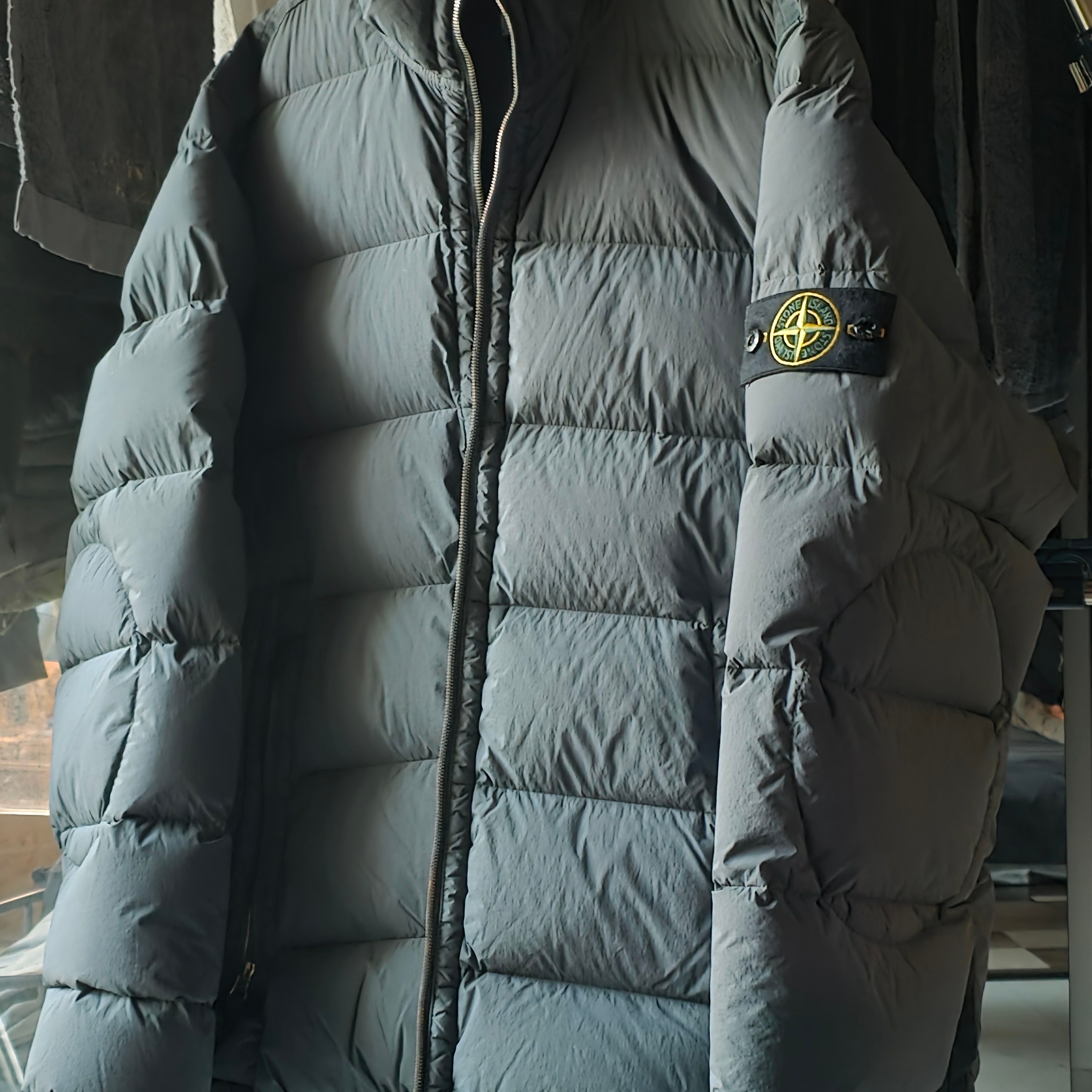 Stone Island 43728 Seamless Tunnel Nylon Down-TC Jacket Lead - 23FW 착용 스타일