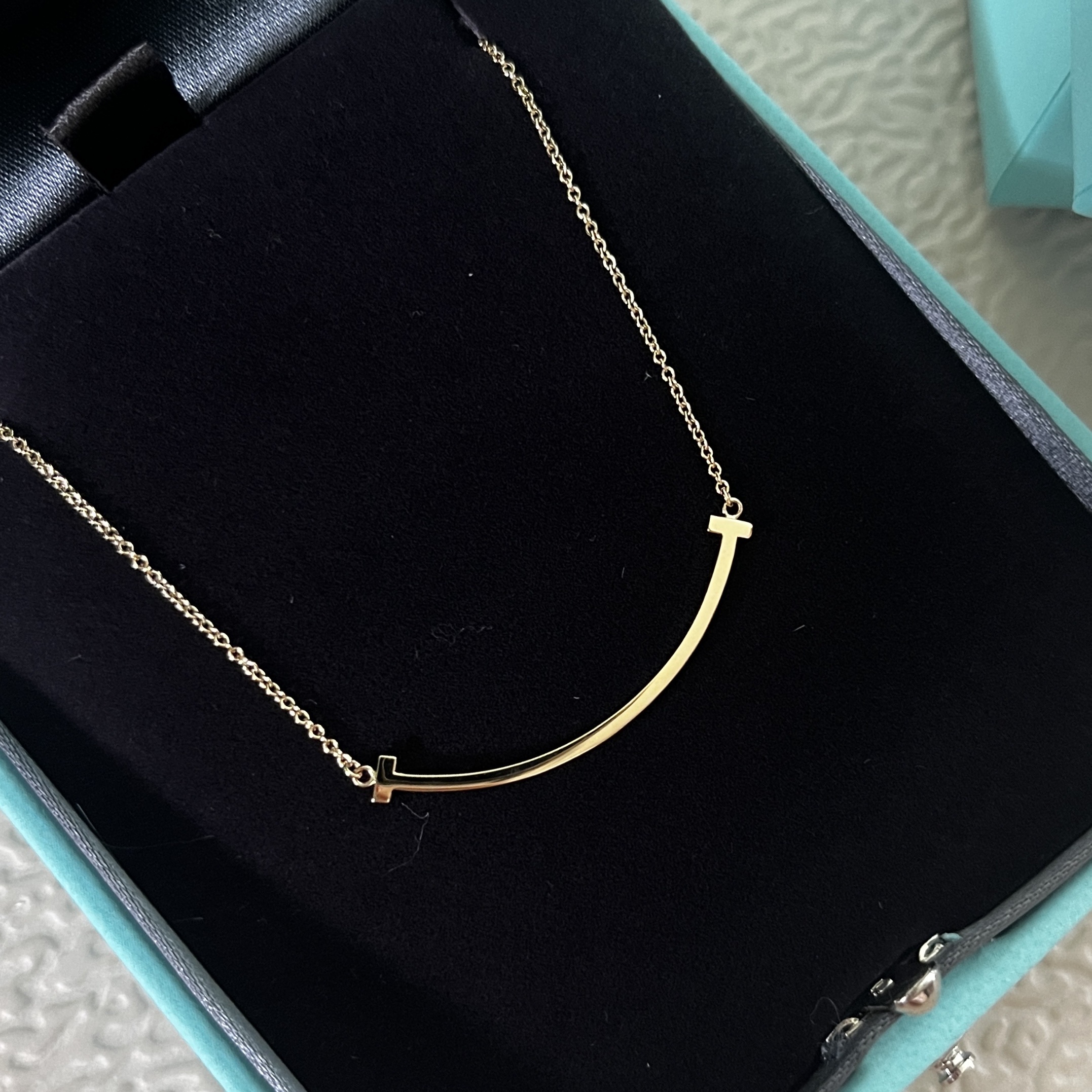 Tiffany & Co. Tiffany T Smile Pendant Small Yellow Gold 착용 스타일