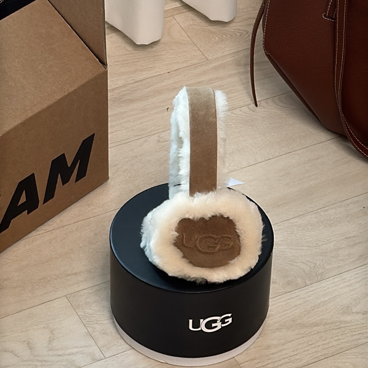 (W) UGG Embroidered Logo Earmuff Chestnut 착용 스타일
