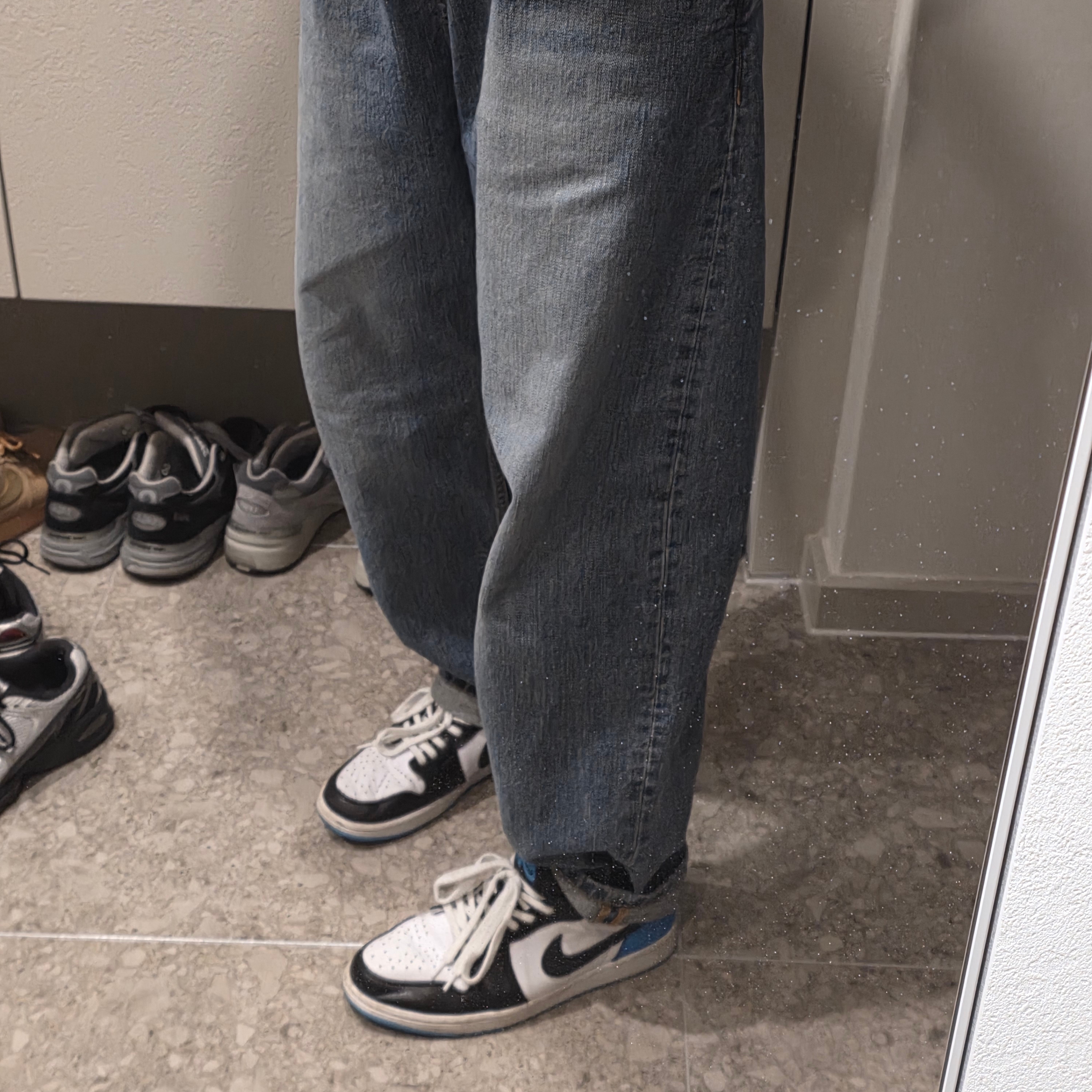 Jordan 1 Retro Low OG Black and Dark Powder Blue 착용 스타일