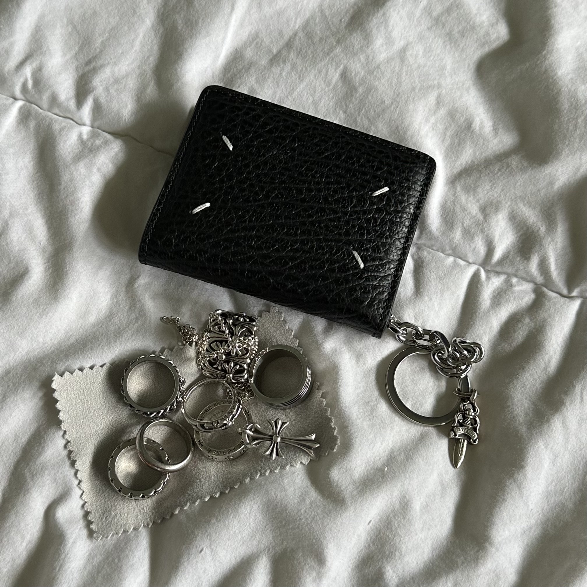Maison Margiela Keyring Wallet Black, Hansroom Chrome Hearts Tiny CH cross Charm 착용 스타일