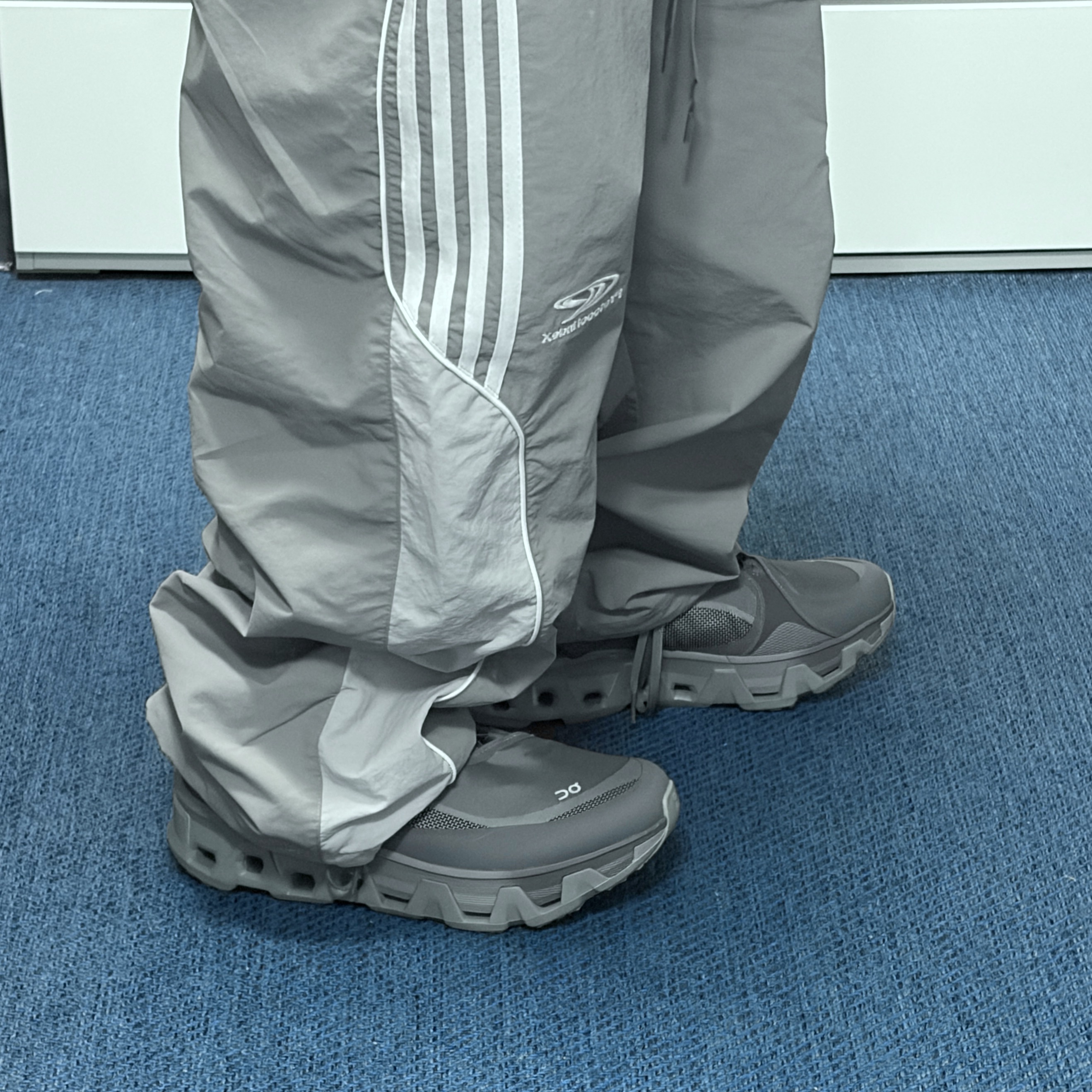 On Running x Post Archive Faction (Paf) Cloudmonster Hyper Phantom Apollo, Protocol Index 3 Layered Track Pants Grey 착용 스타일 - 3