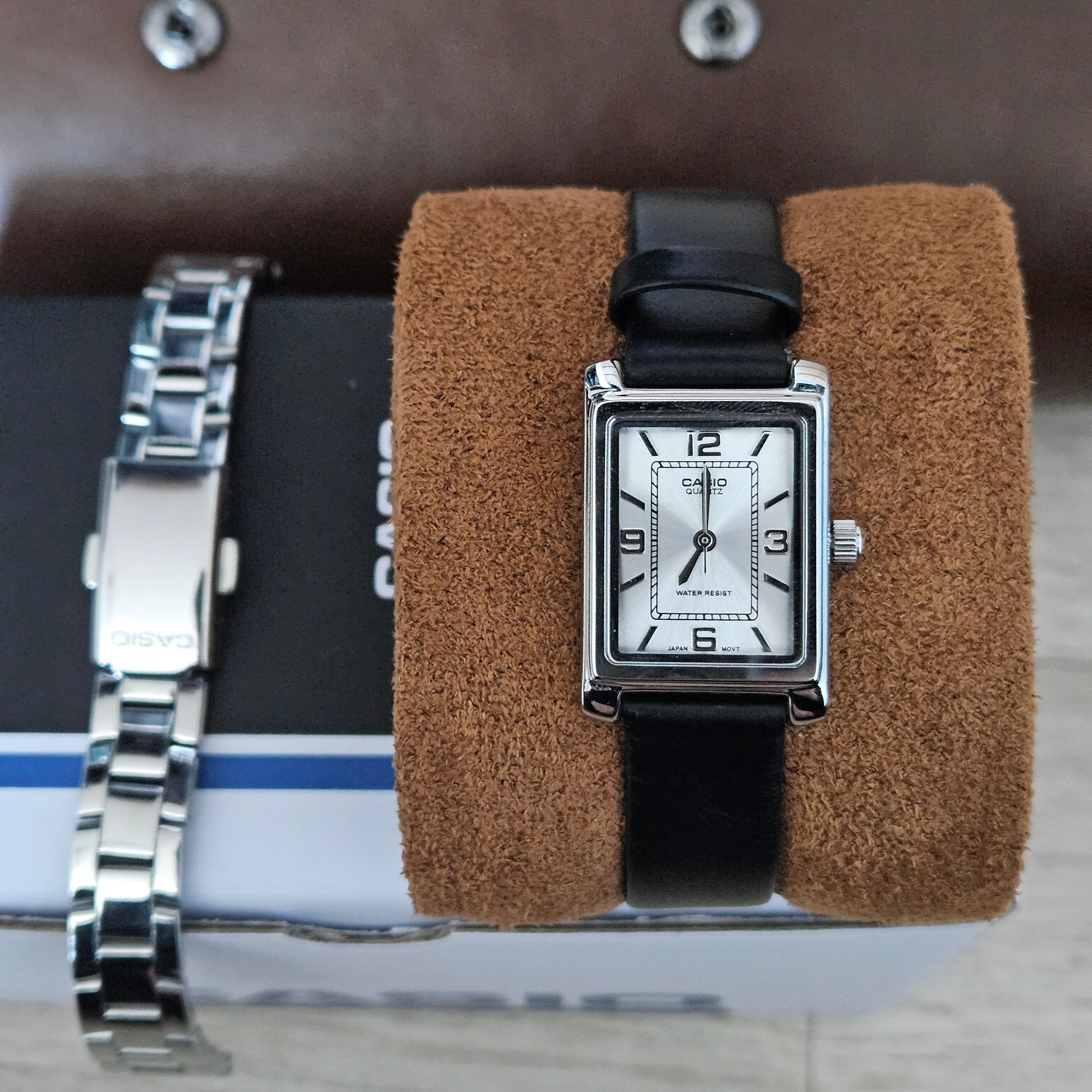 Casio LTP-1234DD-7ADF 착용 스타일