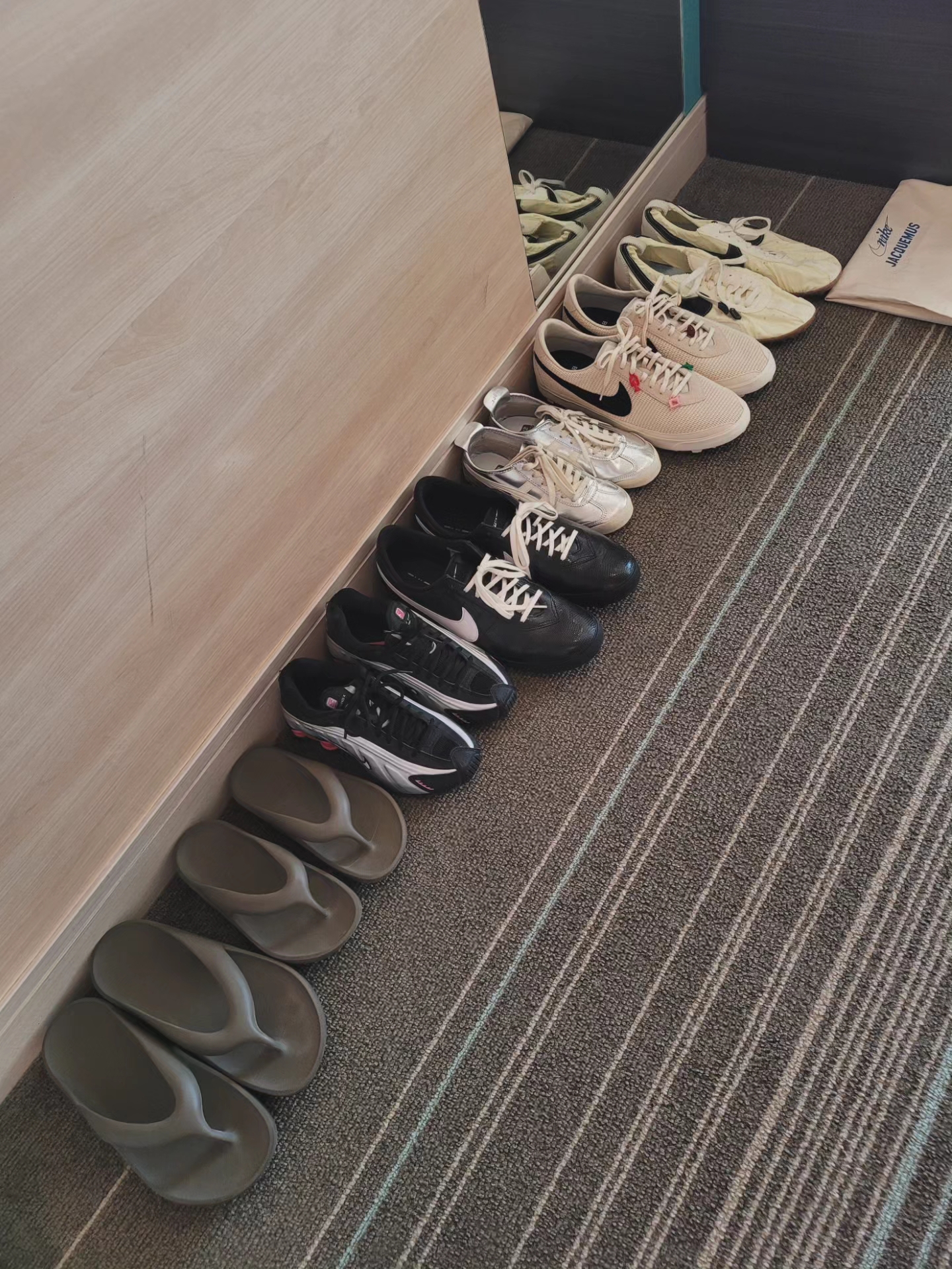 New Balance x Taw&Toe Flip Flop Dark Brown, (W) Nike Shox R4 Black Pinksicle 착용 스타일