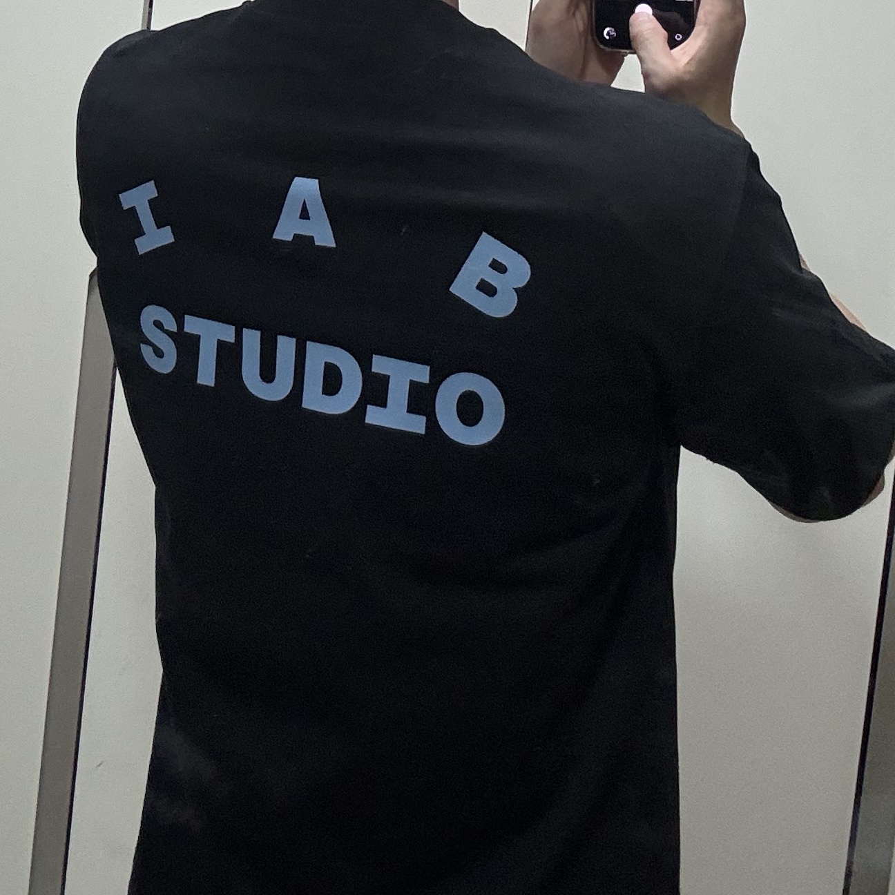 IAB Studio Red Horse T-Shirt Black 착용 스타일 - 4
